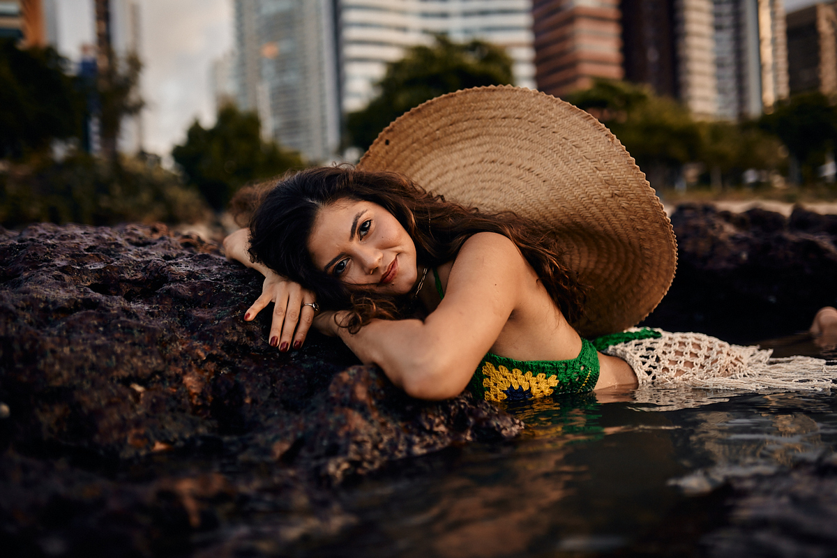 Joana Borboleta veio dos Estados Unidos para um ensaio especial na Praia do Mucuripe. Aproveitando a maré baixa e os corais, criamos imagens únicas e memoráveis. Ela encontrou meu trabalho no Google e agora tem lindas memórias desse momento