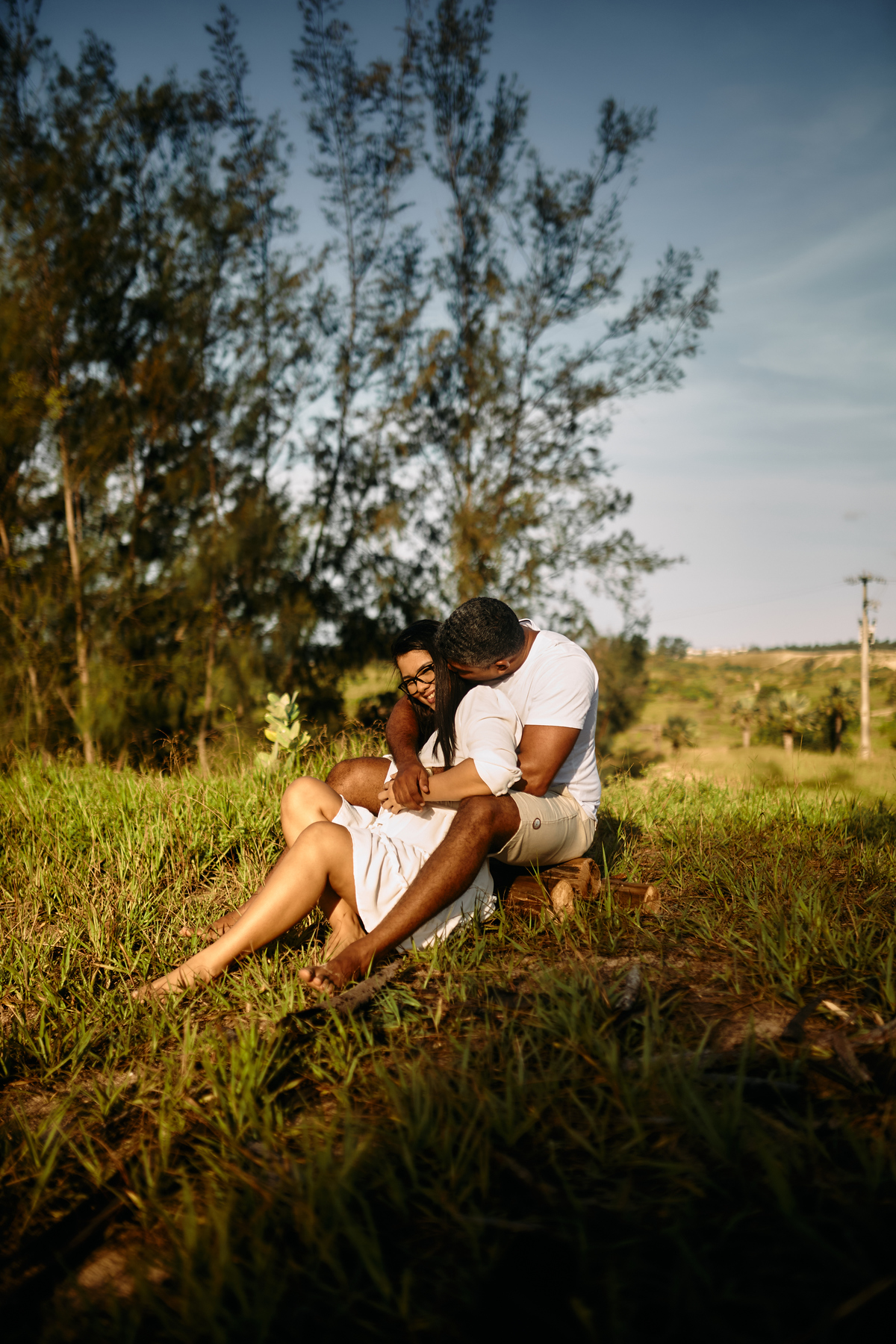 Sávio e Jéssica viveram um ensaio pré-casamento encantador na Praia do Cumbuco. Entre o mar, as dunas e muita paixão, cada foto revelou o amor e a conexão única do casal, eternizando memórias desse momento inesquecível.