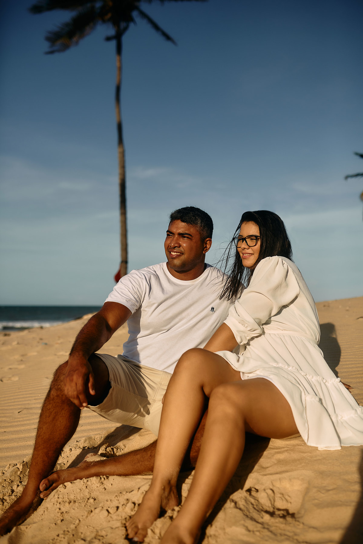 Sávio e Jéssica viveram um ensaio pré-casamento encantador na Praia do Cumbuco. Entre o mar, as dunas e muita paixão, cada foto revelou o amor e a conexão única do casal, eternizando memórias desse momento inesquecível.
