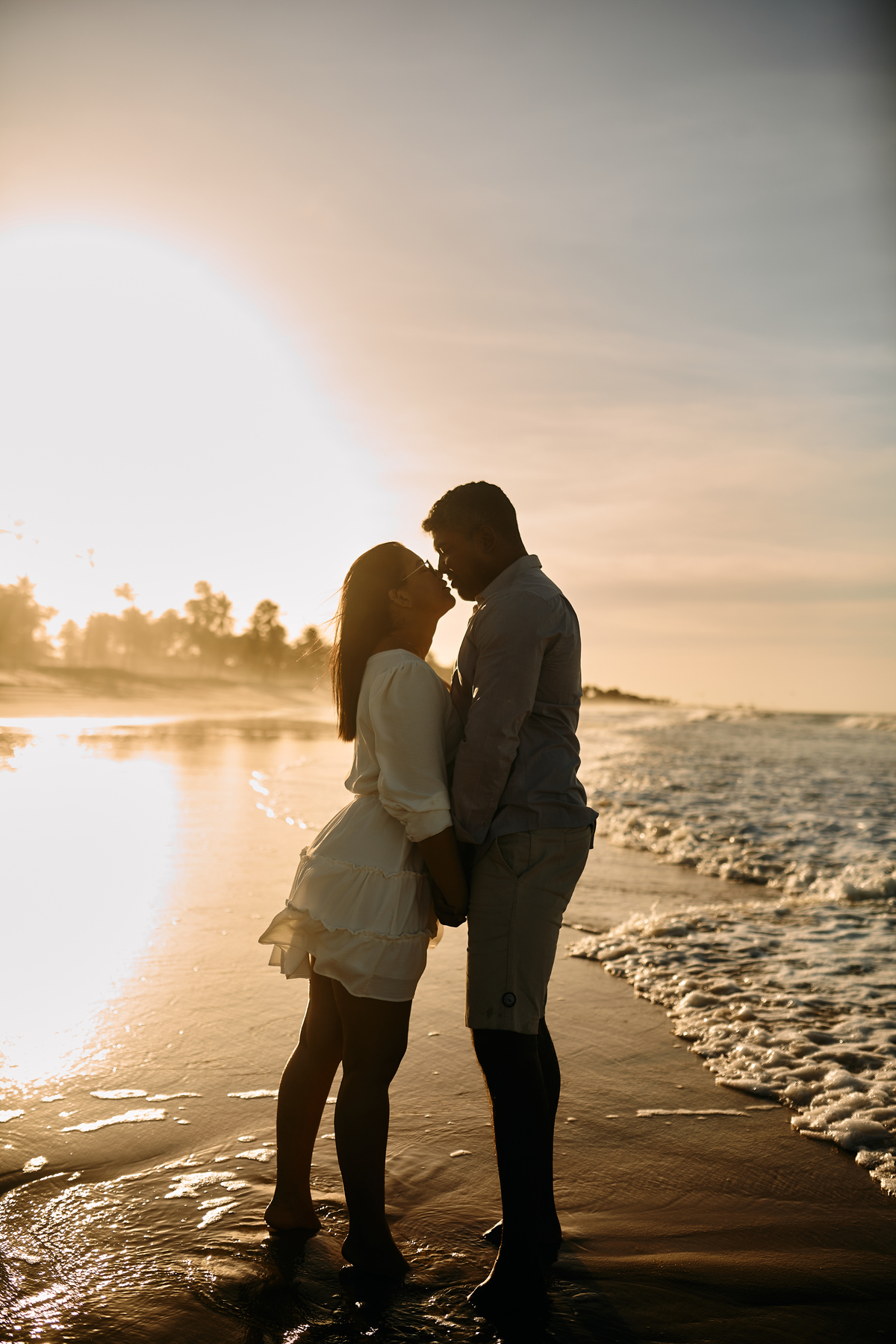 Sávio e Jéssica viveram um ensaio pré-casamento encantador na Praia do Cumbuco. Entre o mar, as dunas e muita paixão, cada foto revelou o amor e a conexão única do casal, eternizando memórias desse momento inesquecível.
