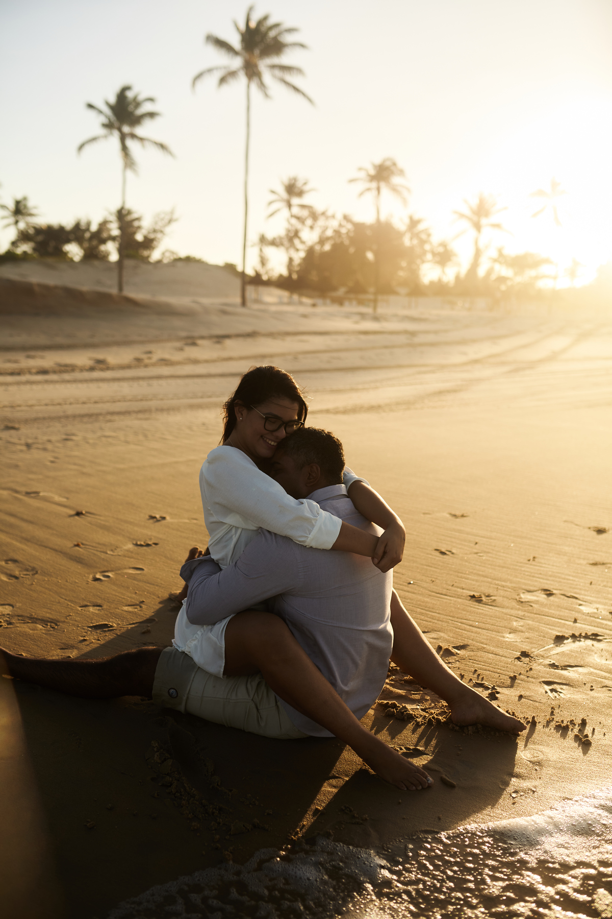 Sávio e Jéssica viveram um ensaio pré-casamento encantador na Praia do Cumbuco. Entre o mar, as dunas e muita paixão, cada foto revelou o amor e a conexão única do casal, eternizando memórias desse momento inesquecível.