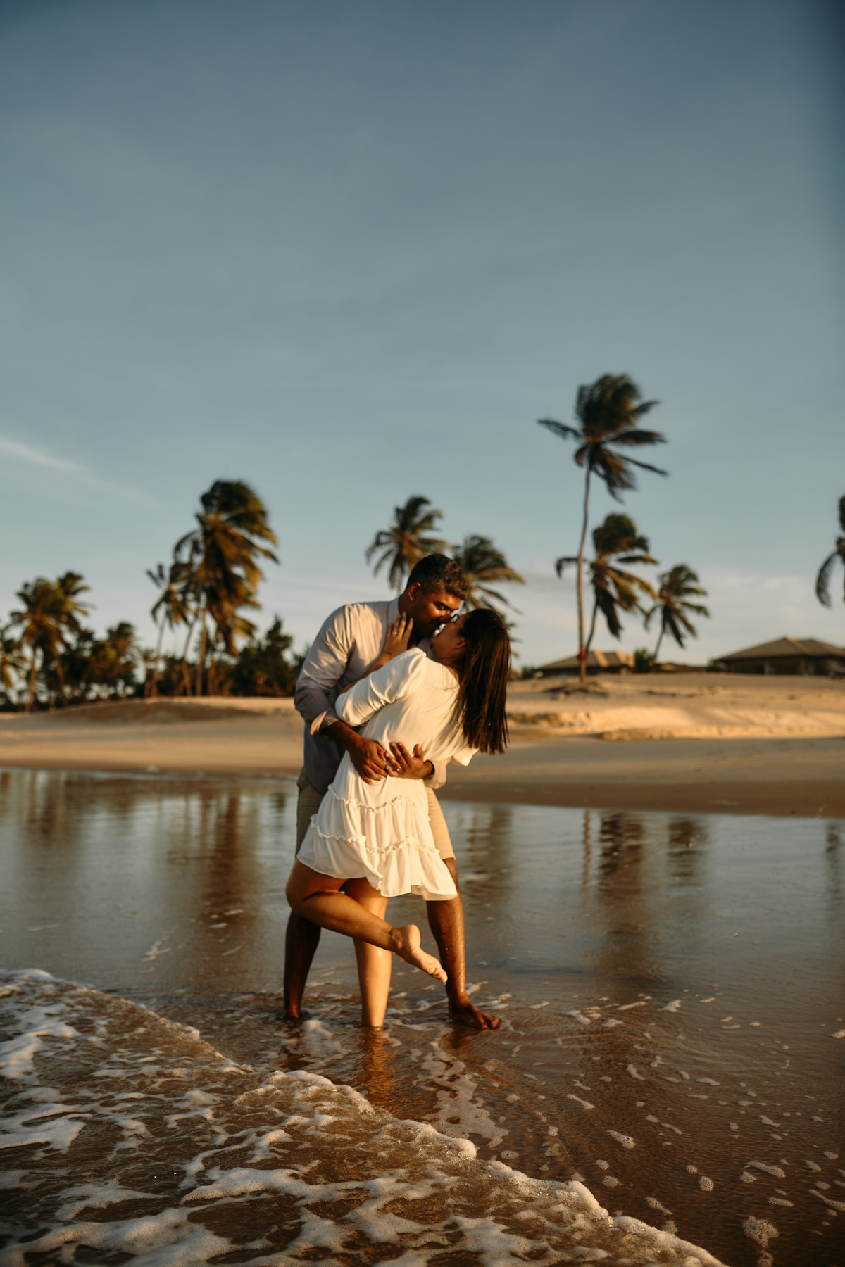 Sávio e Jéssica viveram um ensaio pré-casamento encantador na Praia do Cumbuco. Entre o mar, as dunas e muita paixão, cada foto revelou o amor e a conexão única do casal, eternizando memórias desse momento inesquecível.