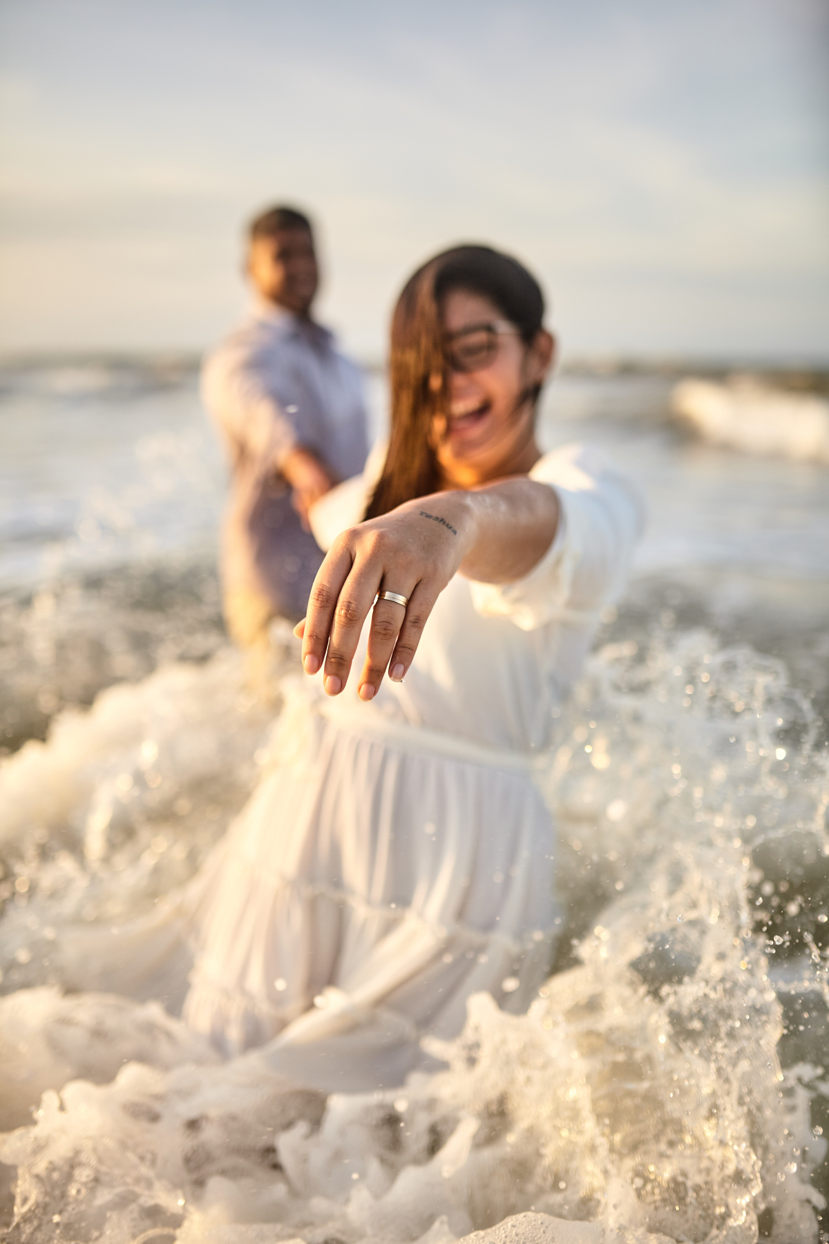 Sávio e Jéssica viveram um ensaio pré-casamento encantador na Praia do Cumbuco. Entre o mar, as dunas e muita paixão, cada foto revelou o amor e a conexão única do casal, eternizando memórias desse momento inesquecível.