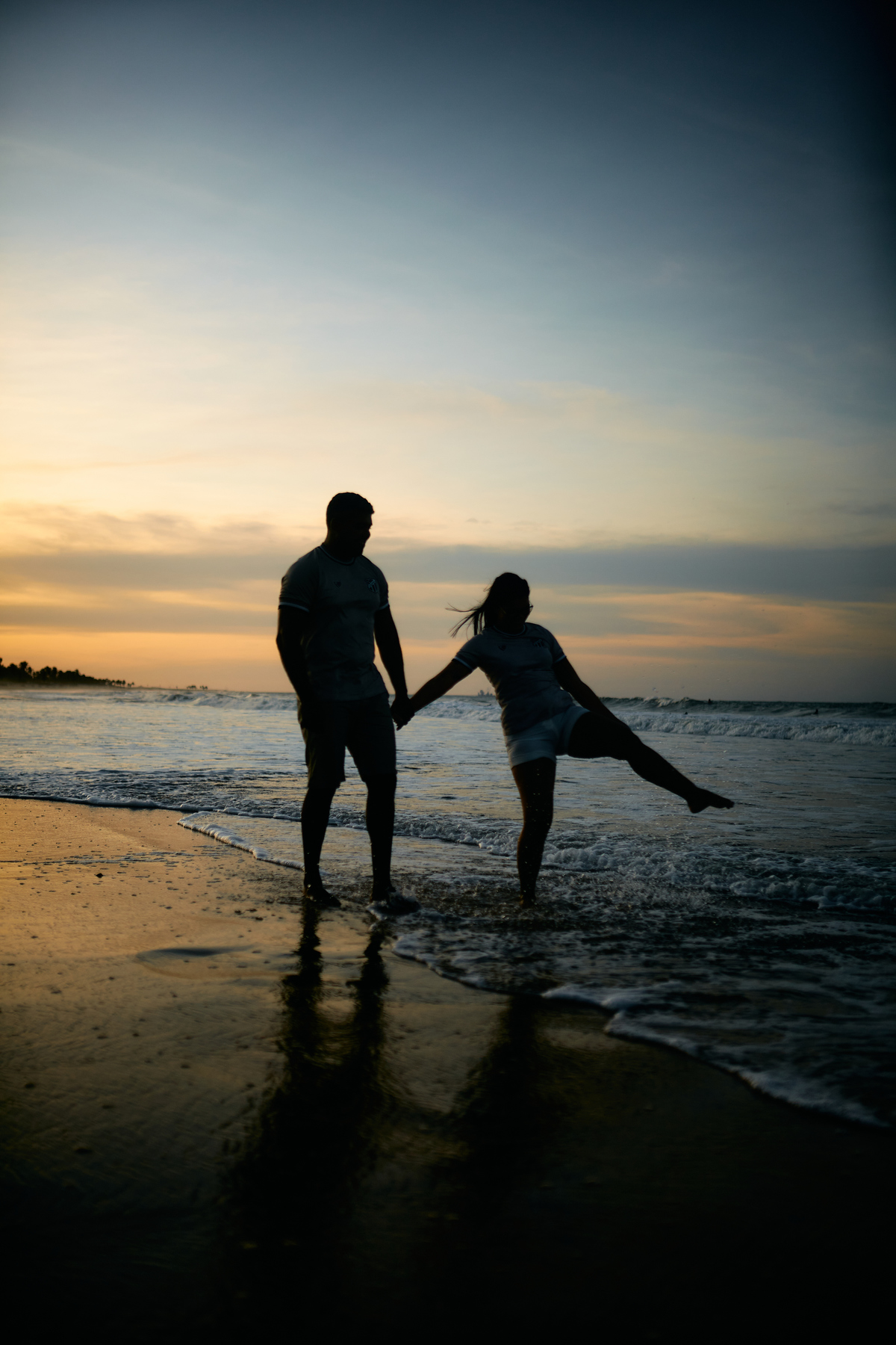 Sávio e Jéssica viveram um ensaio pré-casamento encantador na Praia do Cumbuco. Entre o mar, as dunas e muita paixão, cada foto revelou o amor e a conexão única do casal, eternizando memórias desse momento inesquecível.