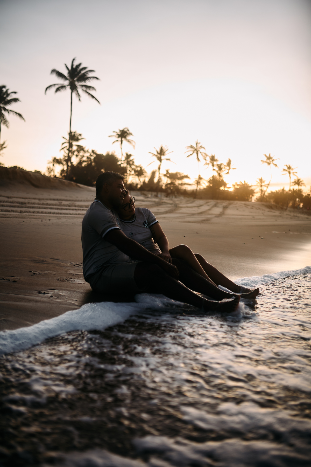 Sávio e Jéssica viveram um ensaio pré-casamento encantador na Praia do Cumbuco. Entre o mar, as dunas e muita paixão, cada foto revelou o amor e a conexão única do casal, eternizando memórias desse momento inesquecível.