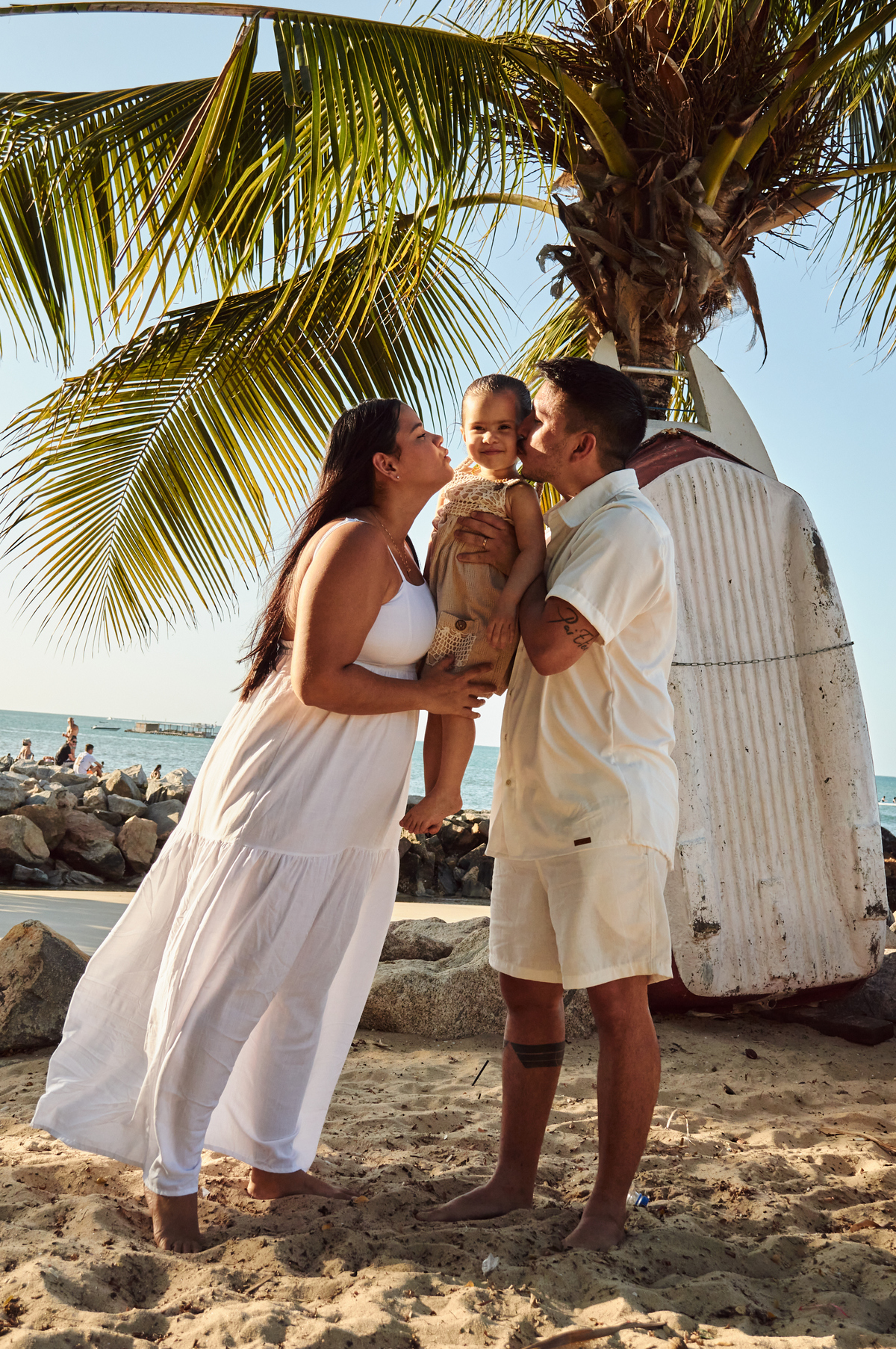 Ao pôr do sol na paradisíaca Praia do Mucuripe, Rodrigo Grajeiro e sua família protagonizaram um ensaio inesquecível. Vestidos em elegantes roupas brancas, eles celebraram amor e união enquanto cada clique eternizava a beleza do momento.