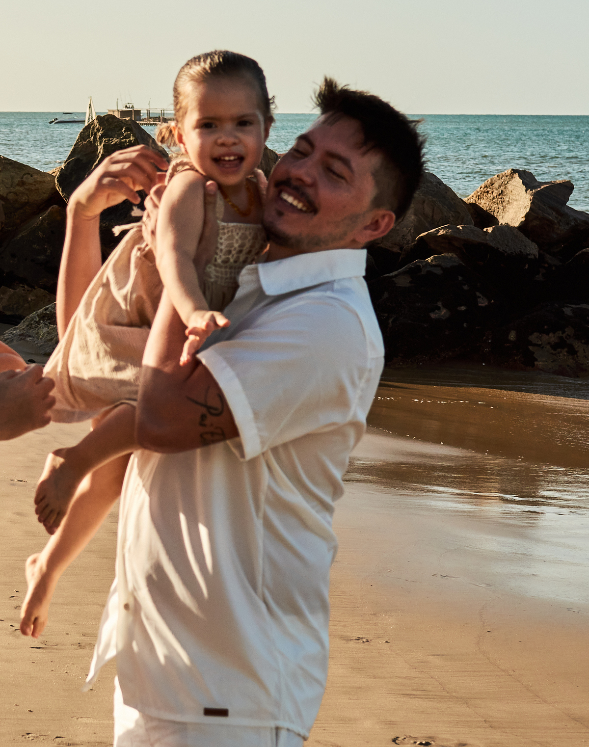 Ao pôr do sol na paradisíaca Praia do Mucuripe, Rodrigo Grajeiro e sua família protagonizaram um ensaio inesquecível. Vestidos em elegantes roupas brancas, eles celebraram amor e união enquanto cada clique eternizava a beleza do momento.