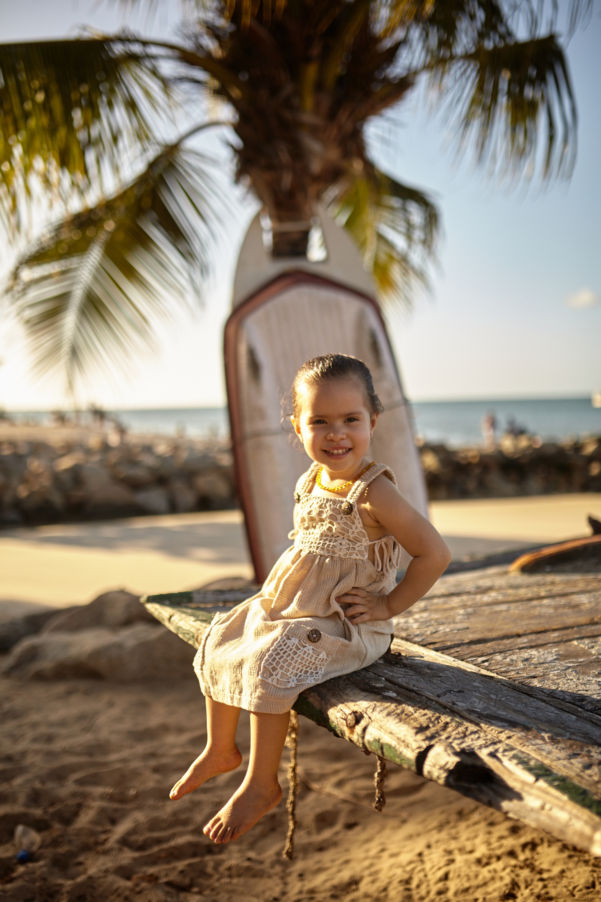 Ao pôr do sol na paradisíaca Praia do Mucuripe, Rodrigo Grajeiro e sua família protagonizaram um ensaio inesquecível. Vestidos em elegantes roupas brancas, eles celebraram amor e união enquanto cada clique eternizava a beleza do momento.