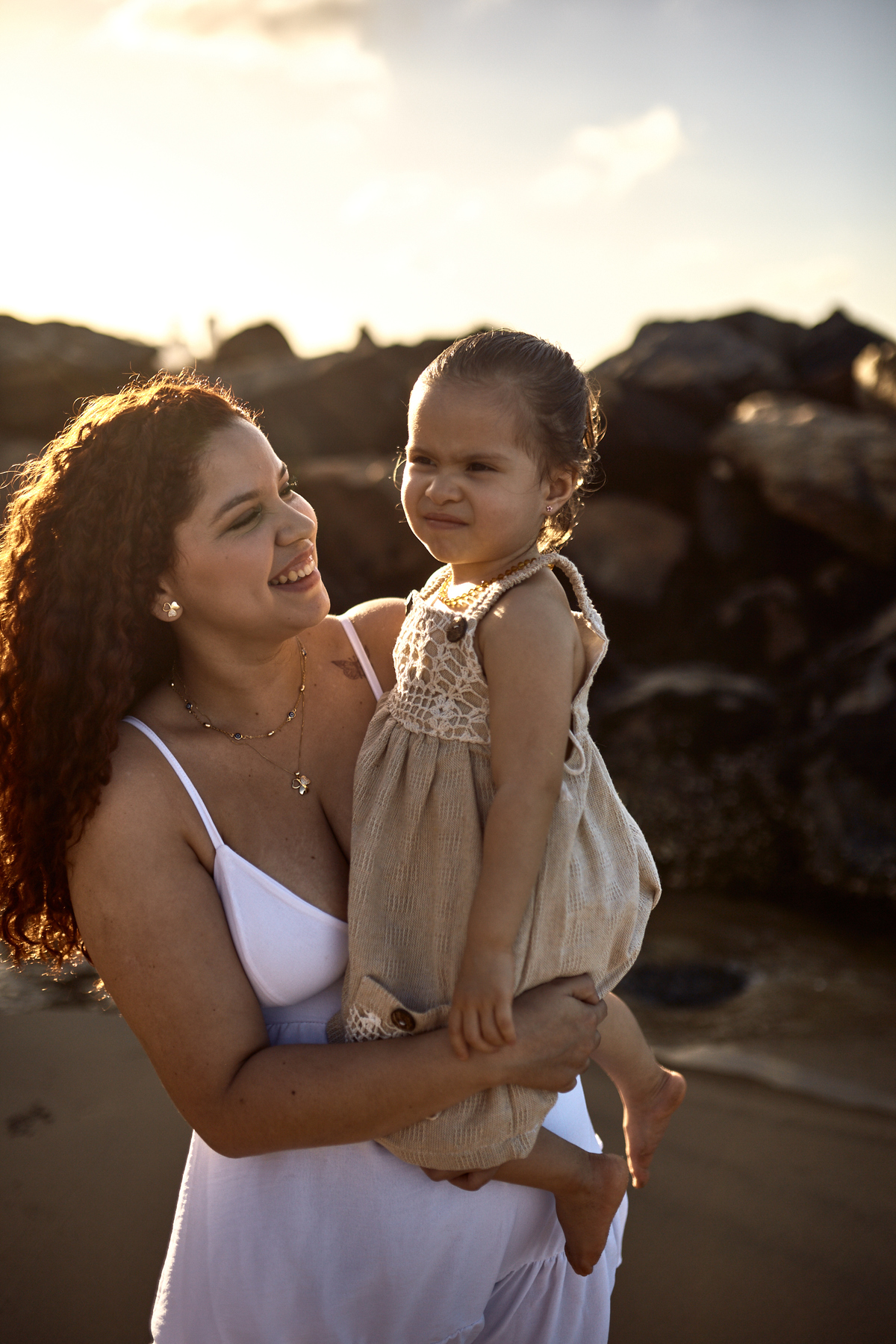 Ao pôr do sol na paradisíaca Praia do Mucuripe, Rodrigo Grajeiro e sua família protagonizaram um ensaio inesquecível. Vestidos em elegantes roupas brancas, eles celebraram amor e união enquanto cada clique eternizava a beleza do momento.