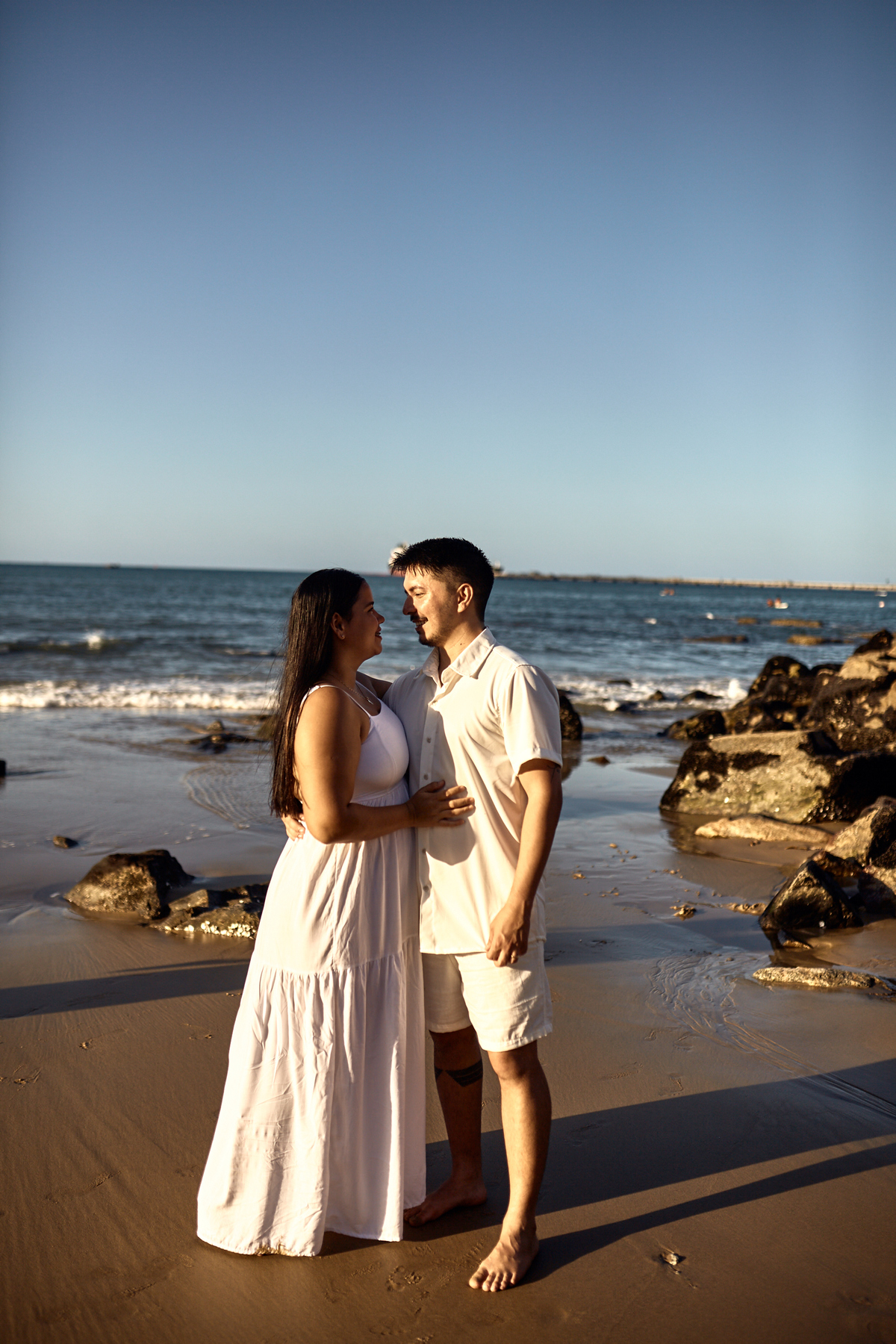 Ao pôr do sol na paradisíaca Praia do Mucuripe, Rodrigo Grajeiro e sua família protagonizaram um ensaio inesquecível. Vestidos em elegantes roupas brancas, eles celebraram amor e união enquanto cada clique eternizava a beleza do momento.