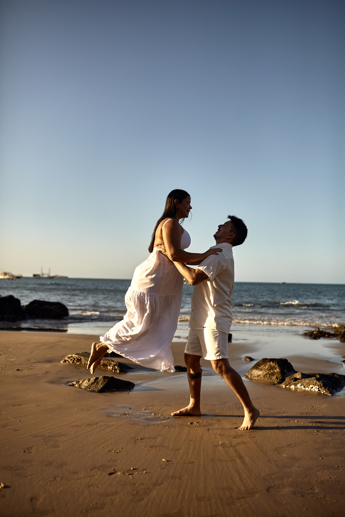 Ao pôr do sol na paradisíaca Praia do Mucuripe, Rodrigo Grajeiro e sua família protagonizaram um ensaio inesquecível. Vestidos em elegantes roupas brancas, eles celebraram amor e união enquanto cada clique eternizava a beleza do momento.
