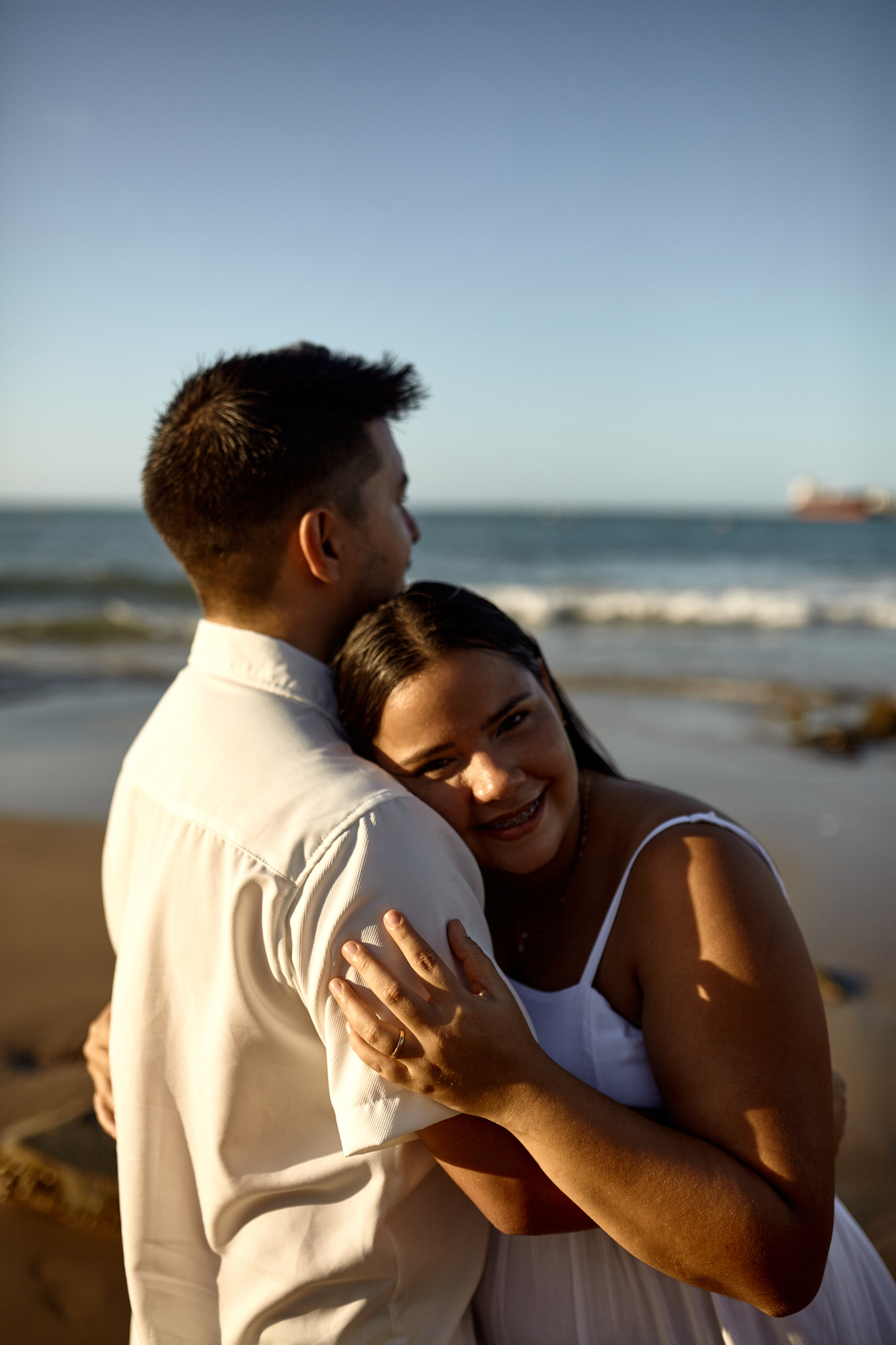 Ao pôr do sol na paradisíaca Praia do Mucuripe, Rodrigo Grajeiro e sua família protagonizaram um ensaio inesquecível. Vestidos em elegantes roupas brancas, eles celebraram amor e união enquanto cada clique eternizava a beleza do momento.