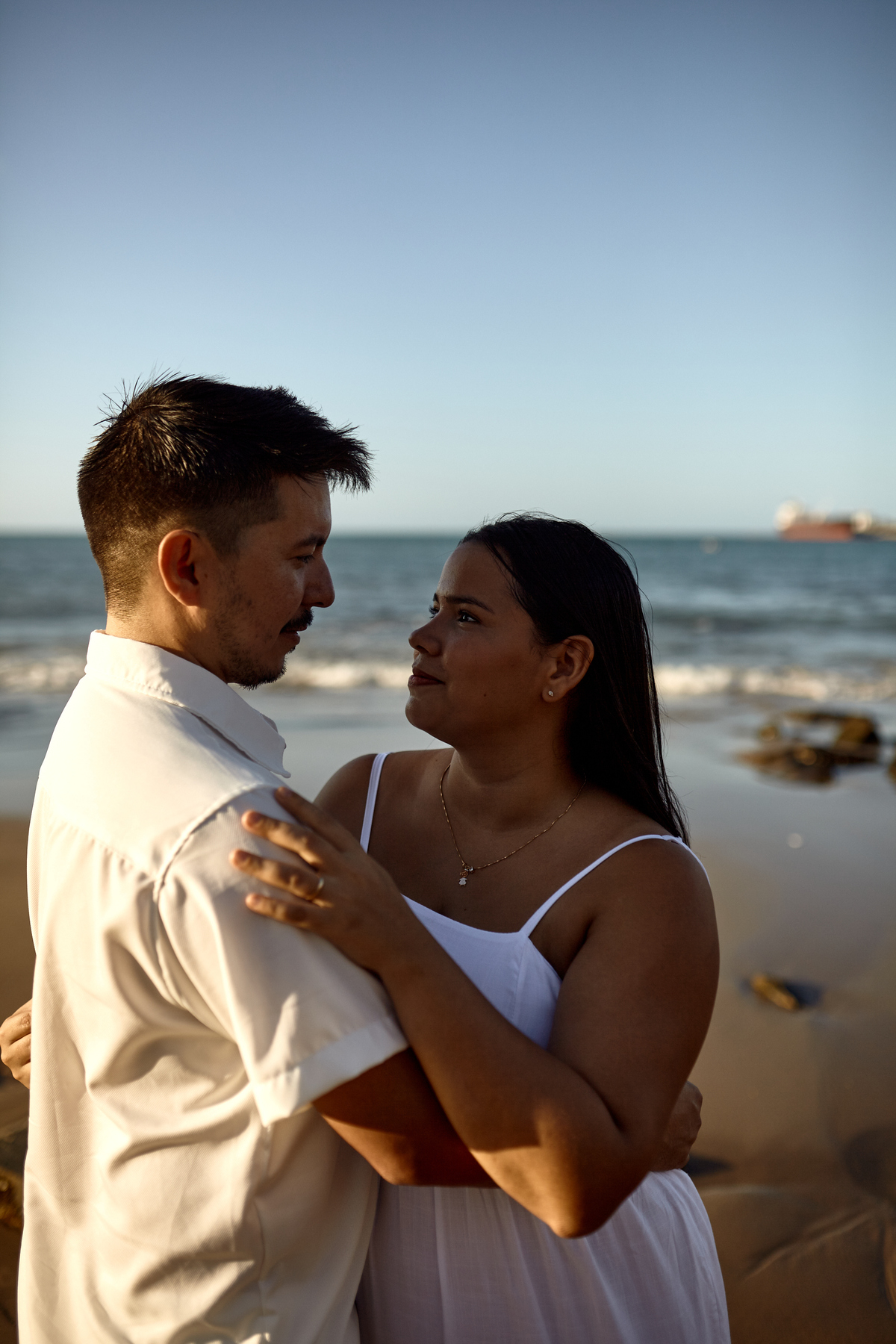 Ao pôr do sol na paradisíaca Praia do Mucuripe, Rodrigo Grajeiro e sua família protagonizaram um ensaio inesquecível. Vestidos em elegantes roupas brancas, eles celebraram amor e união enquanto cada clique eternizava a beleza do momento.