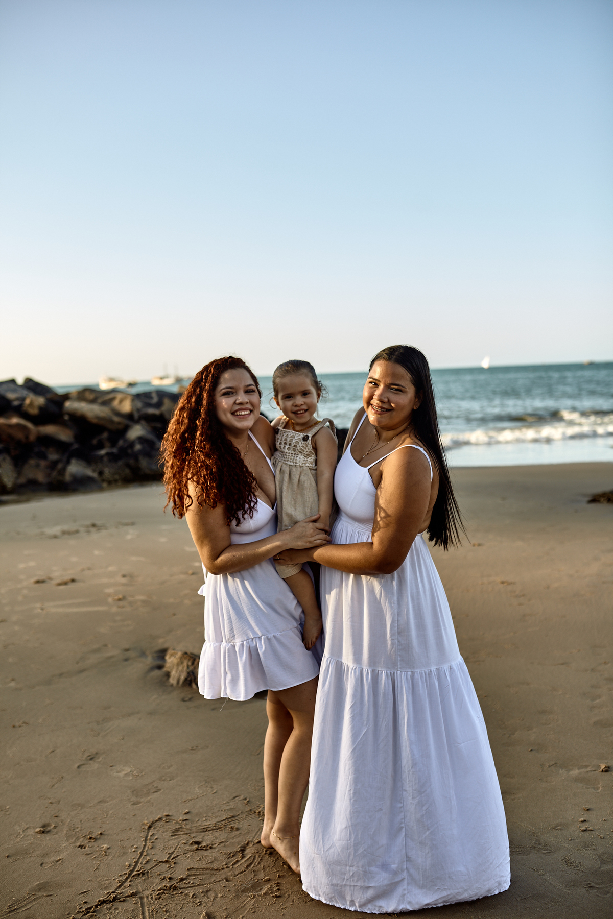 Ao pôr do sol na paradisíaca Praia do Mucuripe, Rodrigo Grajeiro e sua família protagonizaram um ensaio inesquecível. Vestidos em elegantes roupas brancas, eles celebraram amor e união enquanto cada clique eternizava a beleza do momento.