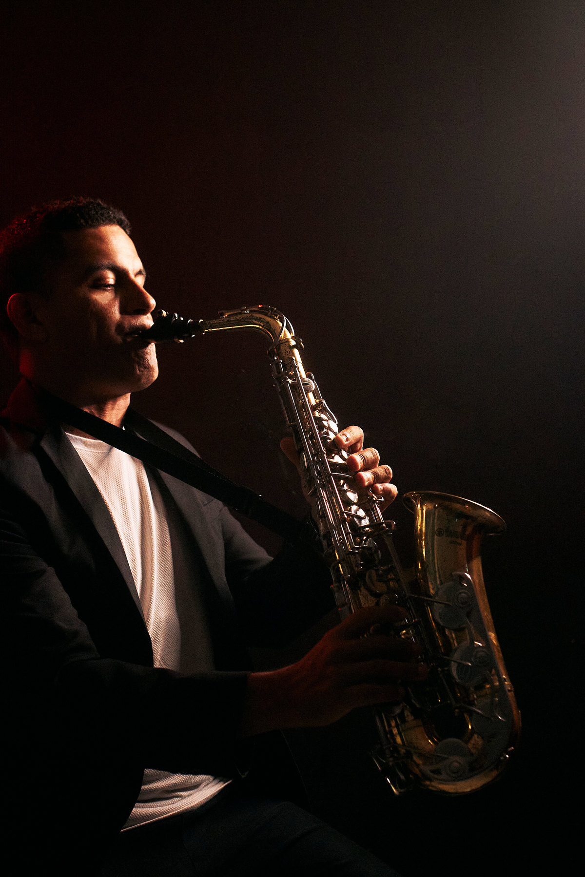 Um ensaio exclusivo em estúdio para @ninilsaxclarineteflute, músico e fuzileiro naval. As fotos capturam sua conexão com o saxofone, clarinete e flauta, em uma sessão que une arte, paixão e profissionalismo. Um portfólio musical inesquecível!