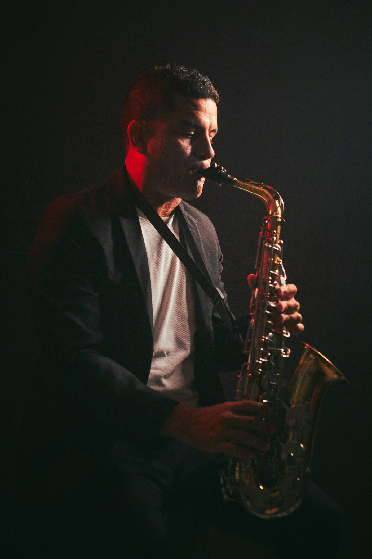 Um ensaio exclusivo em estúdio para @ninilsaxclarineteflute, músico e fuzileiro naval. As fotos capturam sua conexão com o saxofone, clarinete e flauta, em uma sessão que une arte, paixão e profissionalismo. Um portfólio musical inesquecível!