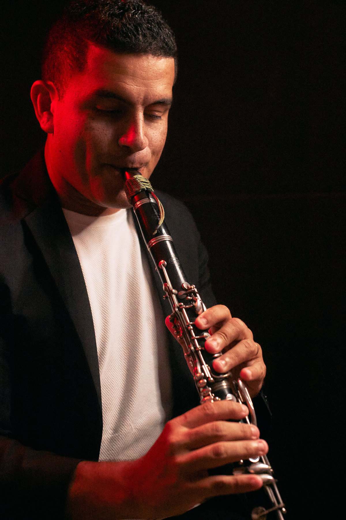 Um ensaio exclusivo em estúdio para @ninilsaxclarineteflute, músico e fuzileiro naval. As fotos capturam sua conexão com o saxofone, clarinete e flauta, em uma sessão que une arte, paixão e profissionalismo. Um portfólio musical inesquecível!