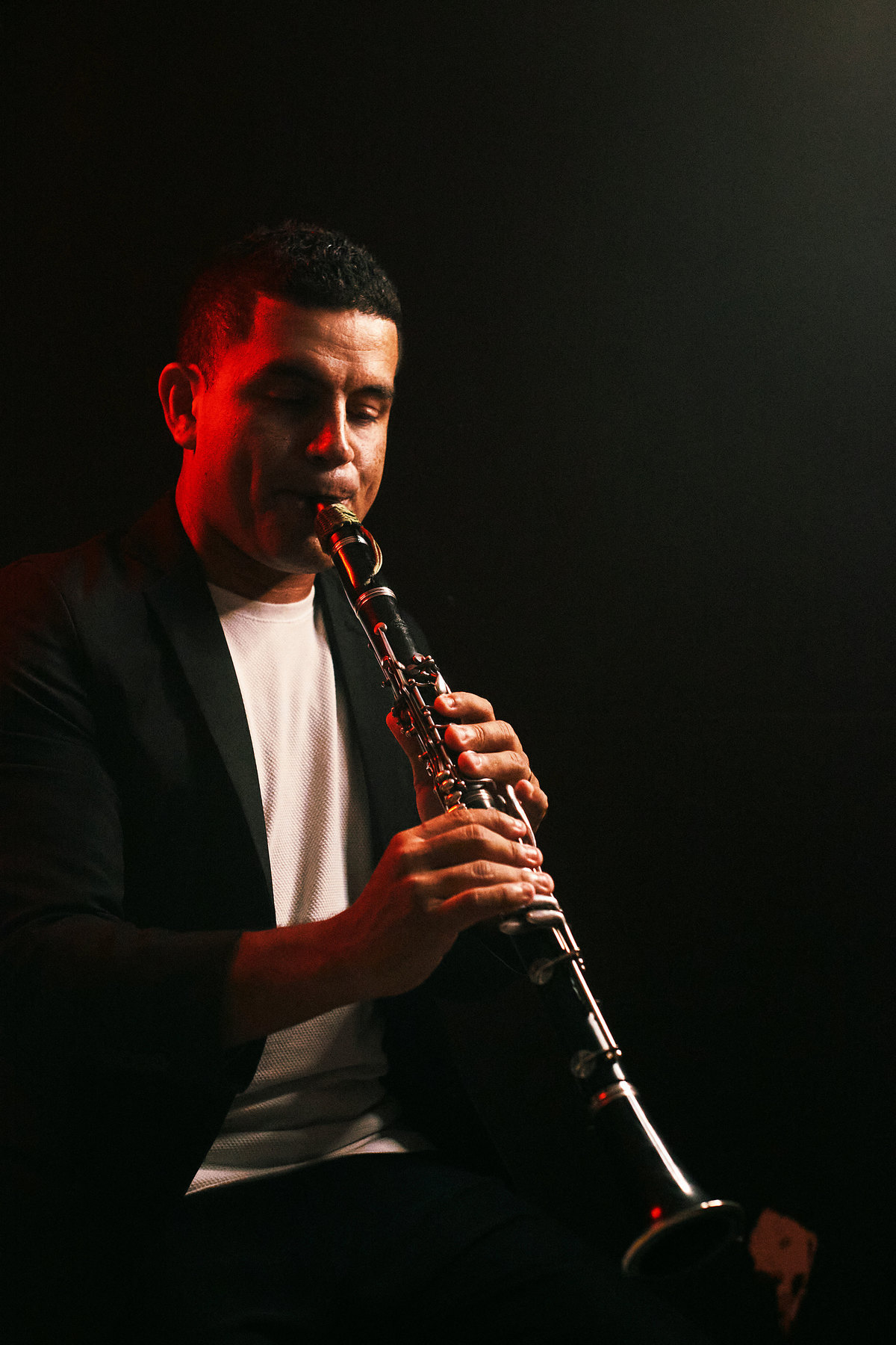 Um ensaio exclusivo em estúdio para @ninilsaxclarineteflute, músico e fuzileiro naval. As fotos capturam sua conexão com o saxofone, clarinete e flauta, em uma sessão que une arte, paixão e profissionalismo. Um portfólio musical inesquecível!