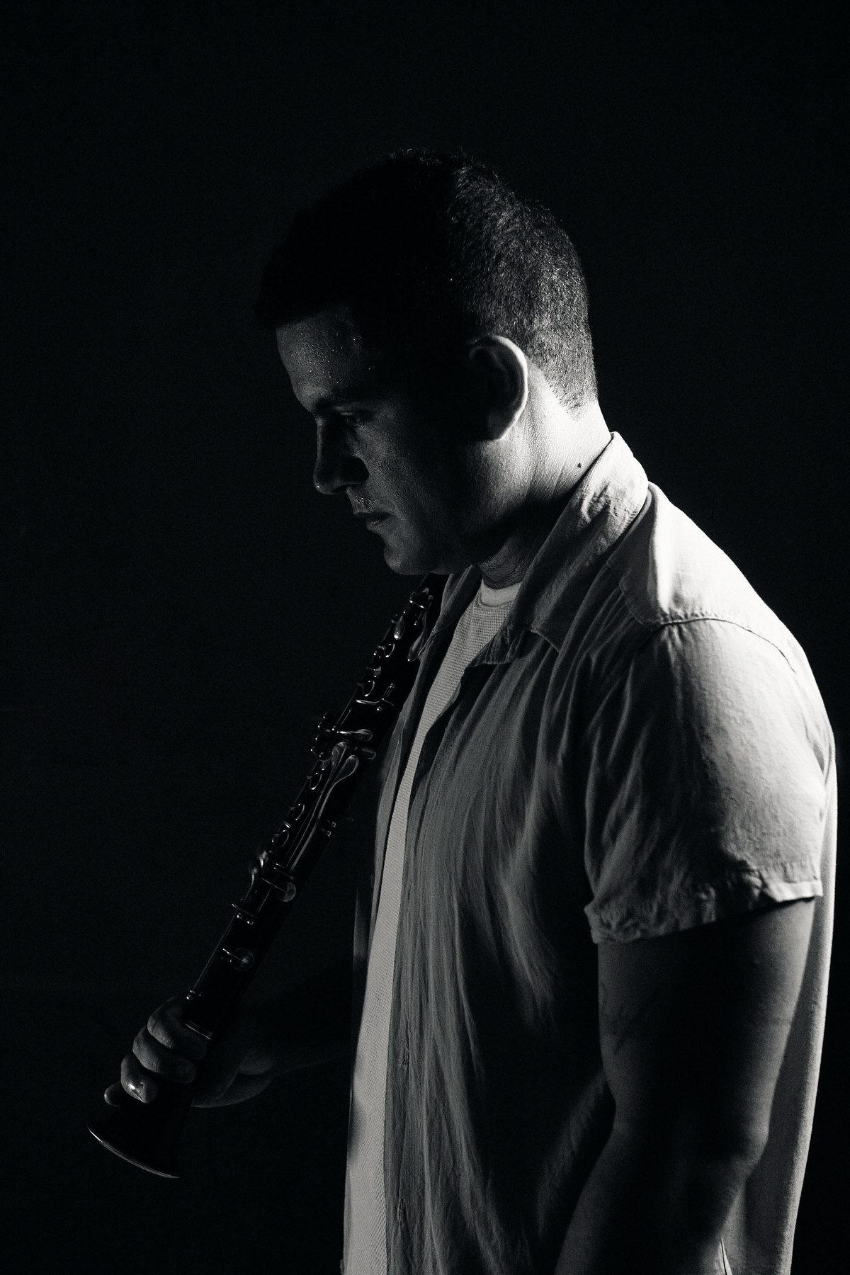 Um ensaio exclusivo em estúdio para @ninilsaxclarineteflute, músico e fuzileiro naval. As fotos capturam sua conexão com o saxofone, clarinete e flauta, em uma sessão que une arte, paixão e profissionalismo. Um portfólio musical inesquecível!