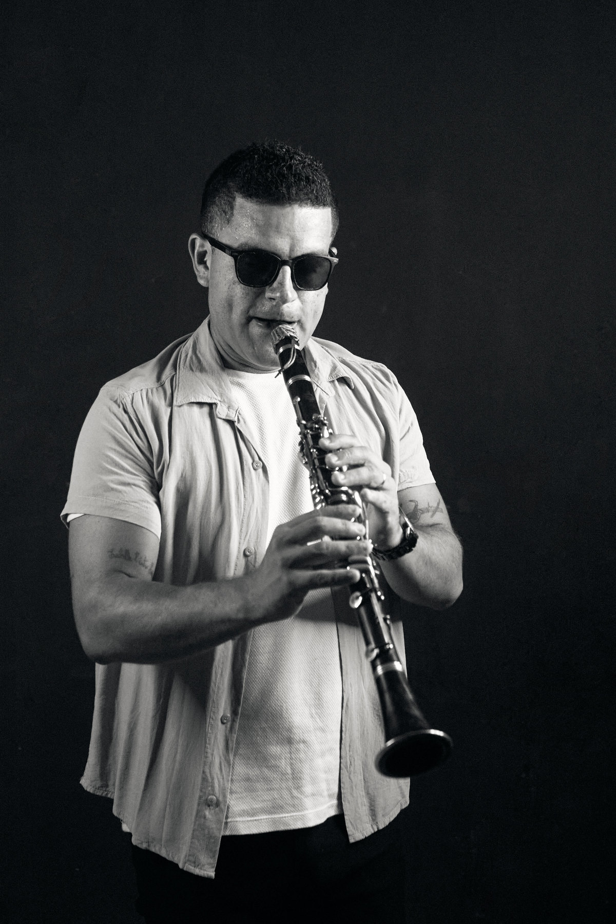 Um ensaio exclusivo em estúdio para @ninilsaxclarineteflute, músico e fuzileiro naval. As fotos capturam sua conexão com o saxofone, clarinete e flauta, em uma sessão que une arte, paixão e profissionalismo. Um portfólio musical inesquecível!