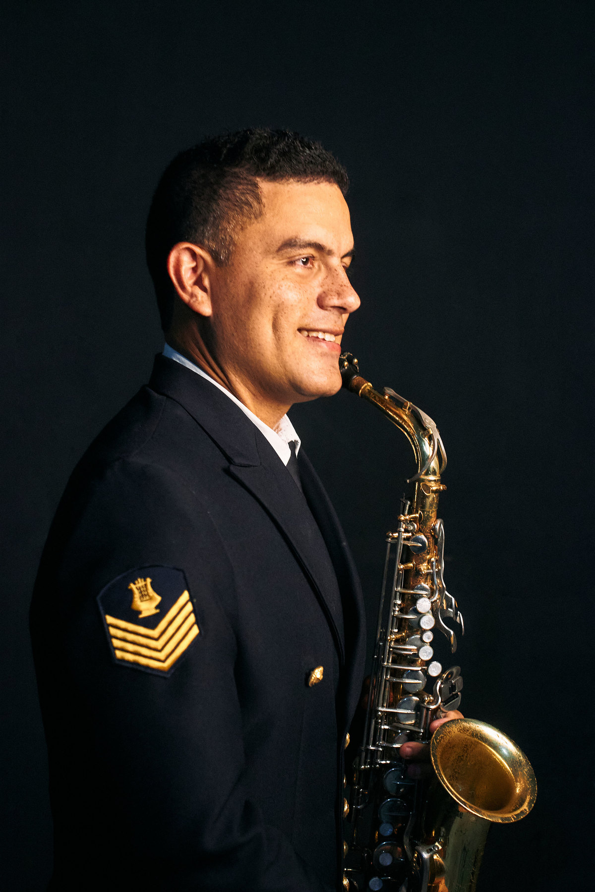 Um ensaio exclusivo em estúdio para @ninilsaxclarineteflute, músico e fuzileiro naval. As fotos capturam sua conexão com o saxofone, clarinete e flauta, em uma sessão que une arte, paixão e profissionalismo. Um portfólio musical inesquecível!