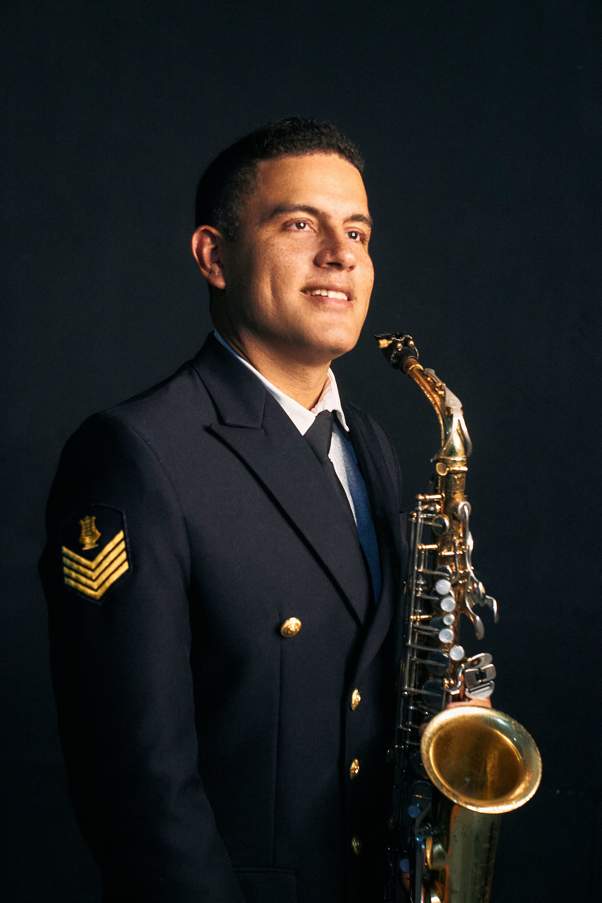 Um ensaio exclusivo em estúdio para @ninilsaxclarineteflute, músico e fuzileiro naval. As fotos capturam sua conexão com o saxofone, clarinete e flauta, em uma sessão que une arte, paixão e profissionalismo. Um portfólio musical inesquecível!