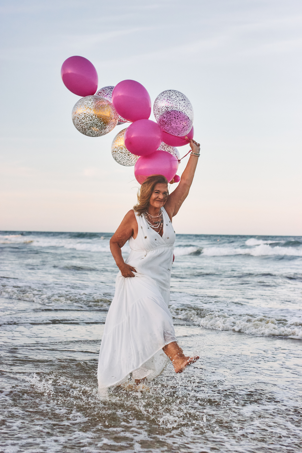 Celebramos os 60 anos de Voina com um book encantador e a cobertura do aniversário na Praia do Futuro. Um cenário mágico com caminho de velas e chuva dourada transformaram as areias do Ronco do Mar em pura emoção e memórias inesquecíveis.