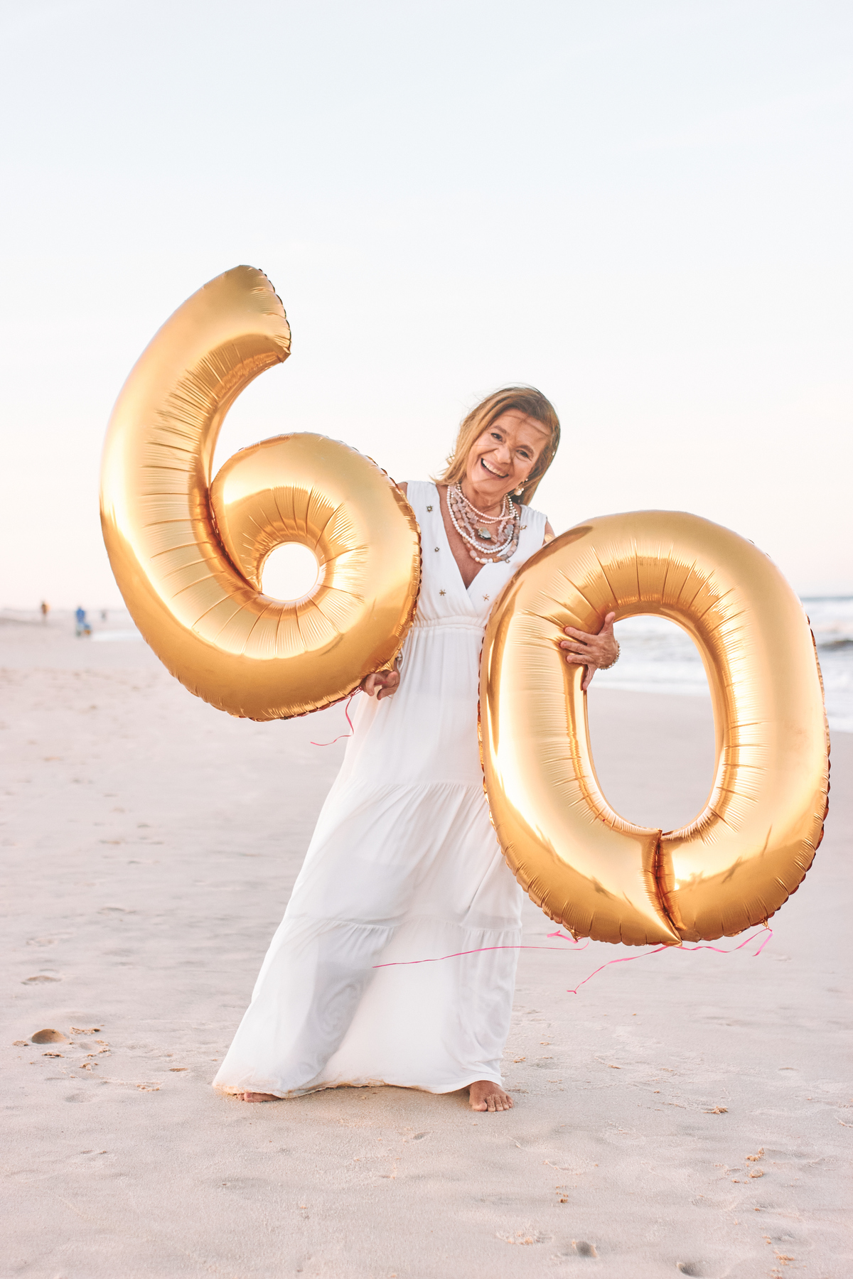 Celebramos os 60 anos de Voina com um book encantador e a cobertura do aniversário na Praia do Futuro. Um cenário mágico com caminho de velas e chuva dourada transformaram as areias do Ronco do Mar em pura emoção e memórias inesquecíveis.