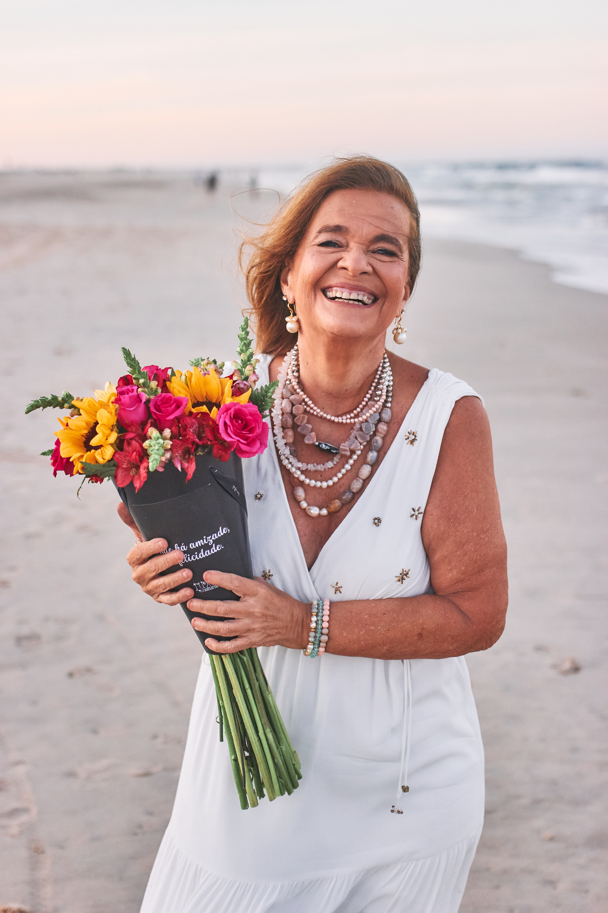 Celebramos os 60 anos de Voina com um book encantador e a cobertura do aniversário na Praia do Futuro. Um cenário mágico com caminho de velas e chuva dourada transformaram as areias do Ronco do Mar em pura emoção e memórias inesquecíveis.