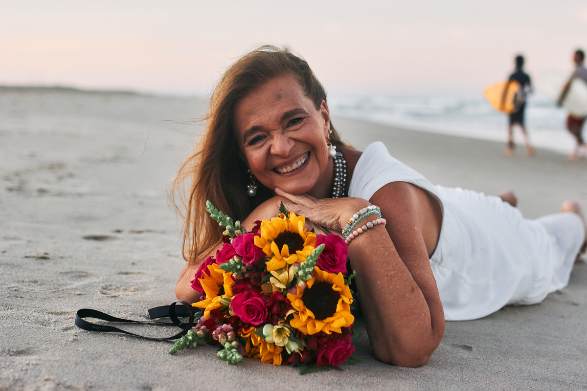 Celebramos os 60 anos de Voina com um book encantador e a cobertura do aniversário na Praia do Futuro. Um cenário mágico com caminho de velas e chuva dourada transformaram as areias do Ronco do Mar em pura emoção e memórias inesquecíveis.