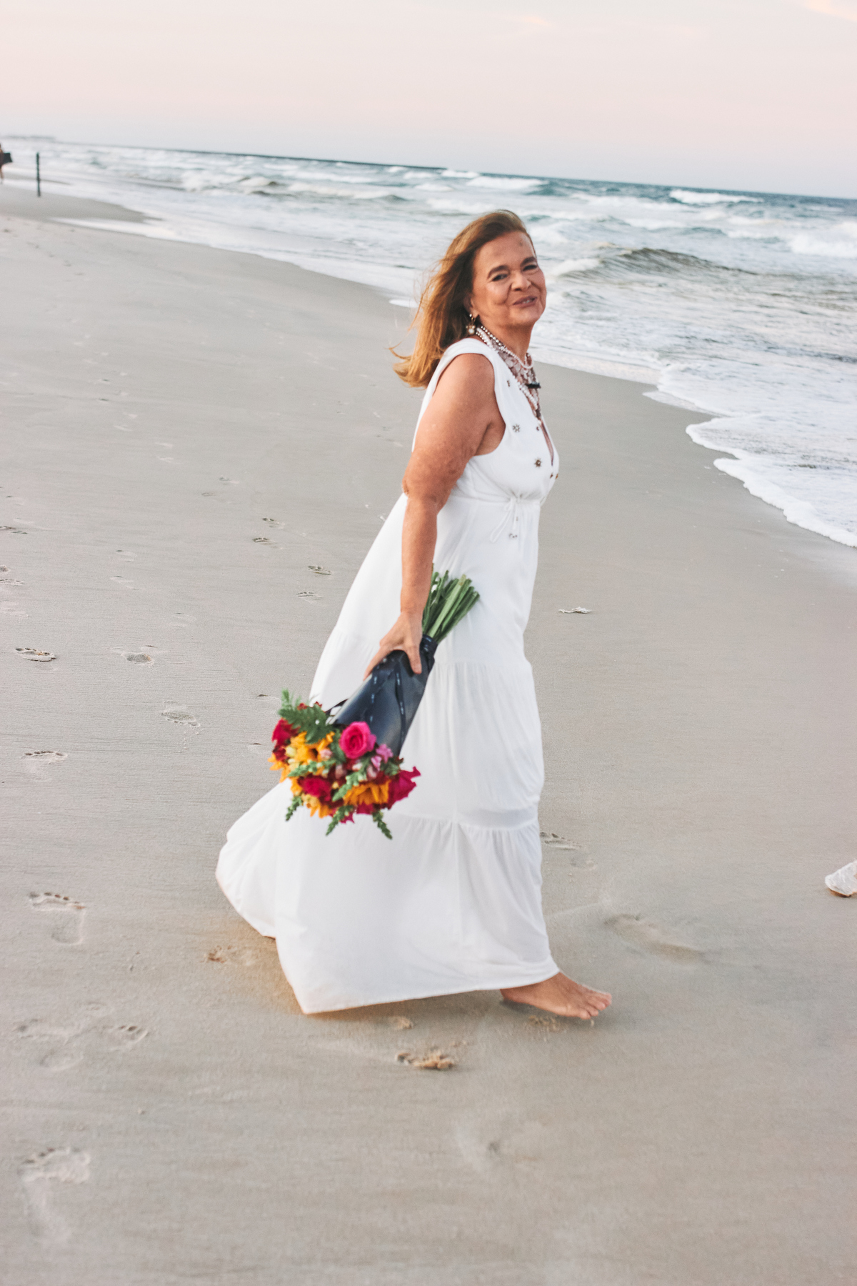 Celebramos os 60 anos de Voina com um book encantador e a cobertura do aniversário na Praia do Futuro. Um cenário mágico com caminho de velas e chuva dourada transformaram as areias do Ronco do Mar em pura emoção e memórias inesquecíveis.