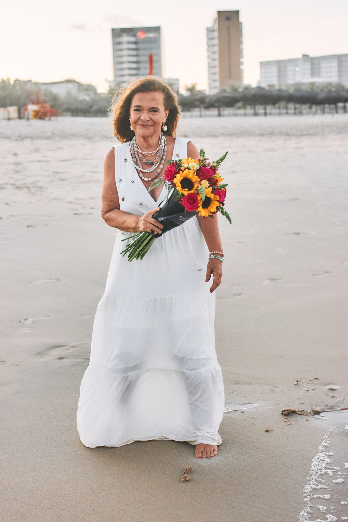 Celebramos os 60 anos de Voina com um book encantador e a cobertura do aniversário na Praia do Futuro. Um cenário mágico com caminho de velas e chuva dourada transformaram as areias do Ronco do Mar em pura emoção e memórias inesquecíveis.Celebramos os 60 