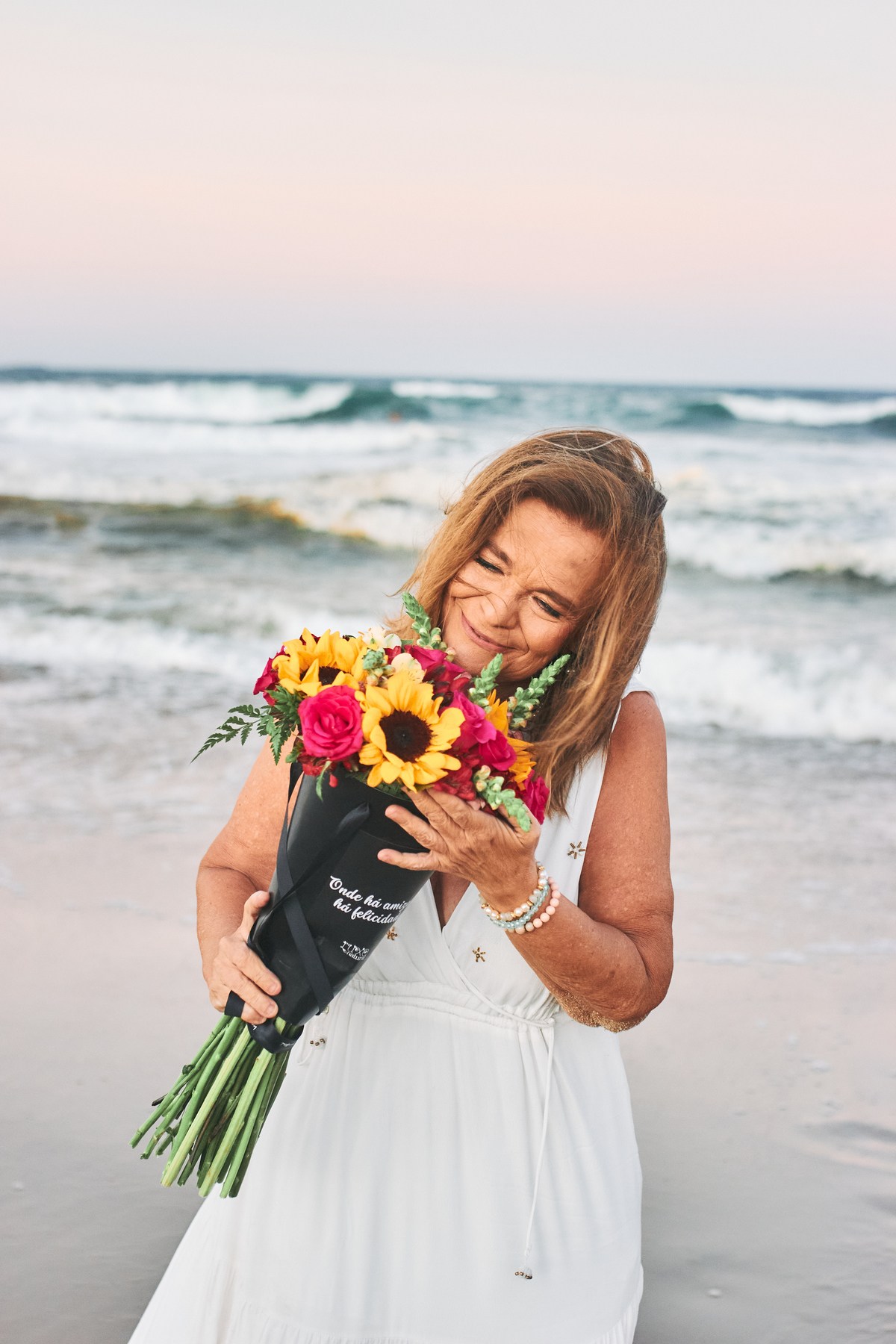 Celebramos os 60 anos de Voina com um book encantador e a cobertura do aniversário na Praia do Futuro. Um cenário mágico com caminho de velas e chuva dourada transformaram as areias do Ronco do Mar em pura emoção e memórias inesquecíveis.