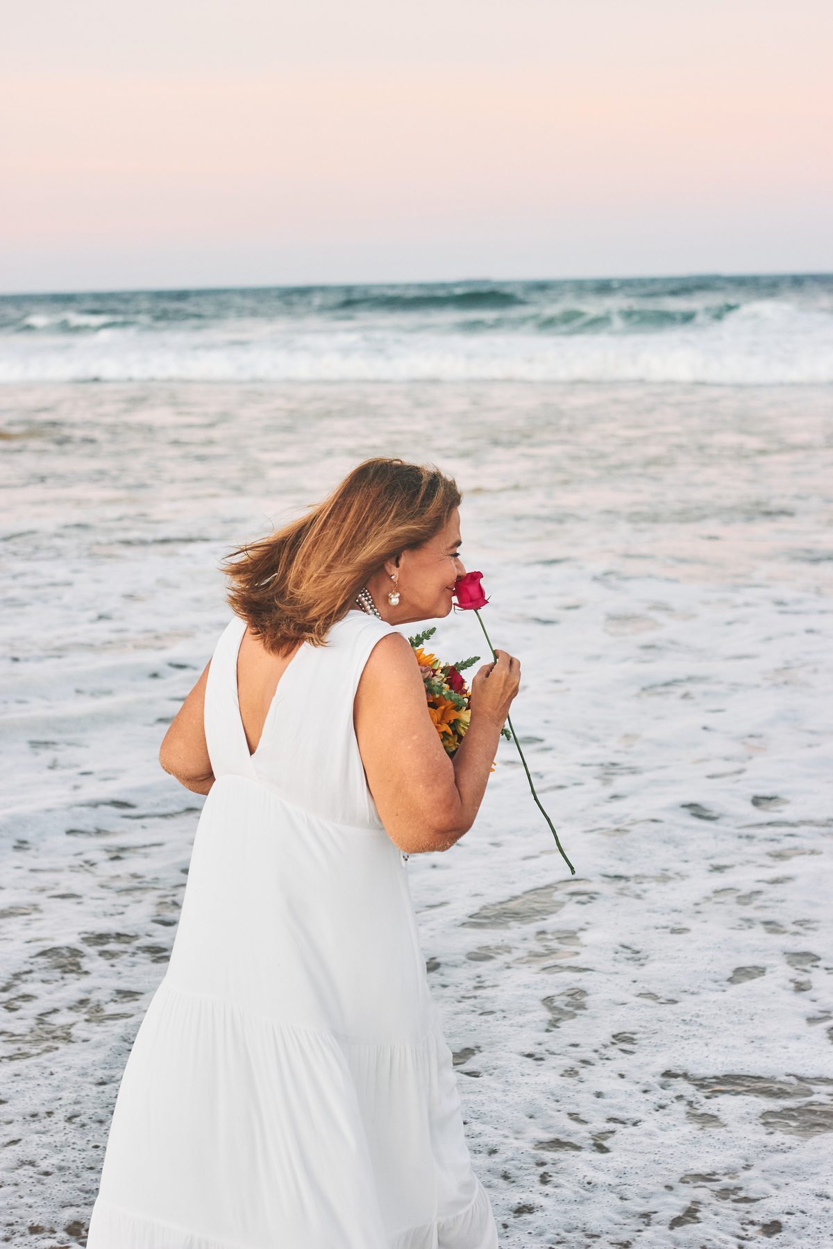 Celebramos os 60 anos de Voina com um book encantador e a cobertura do aniversário na Praia do Futuro. Um cenário mágico com caminho de velas e chuva dourada transformaram as areias do Ronco do Mar em pura emoção e memórias inesquecíveis.