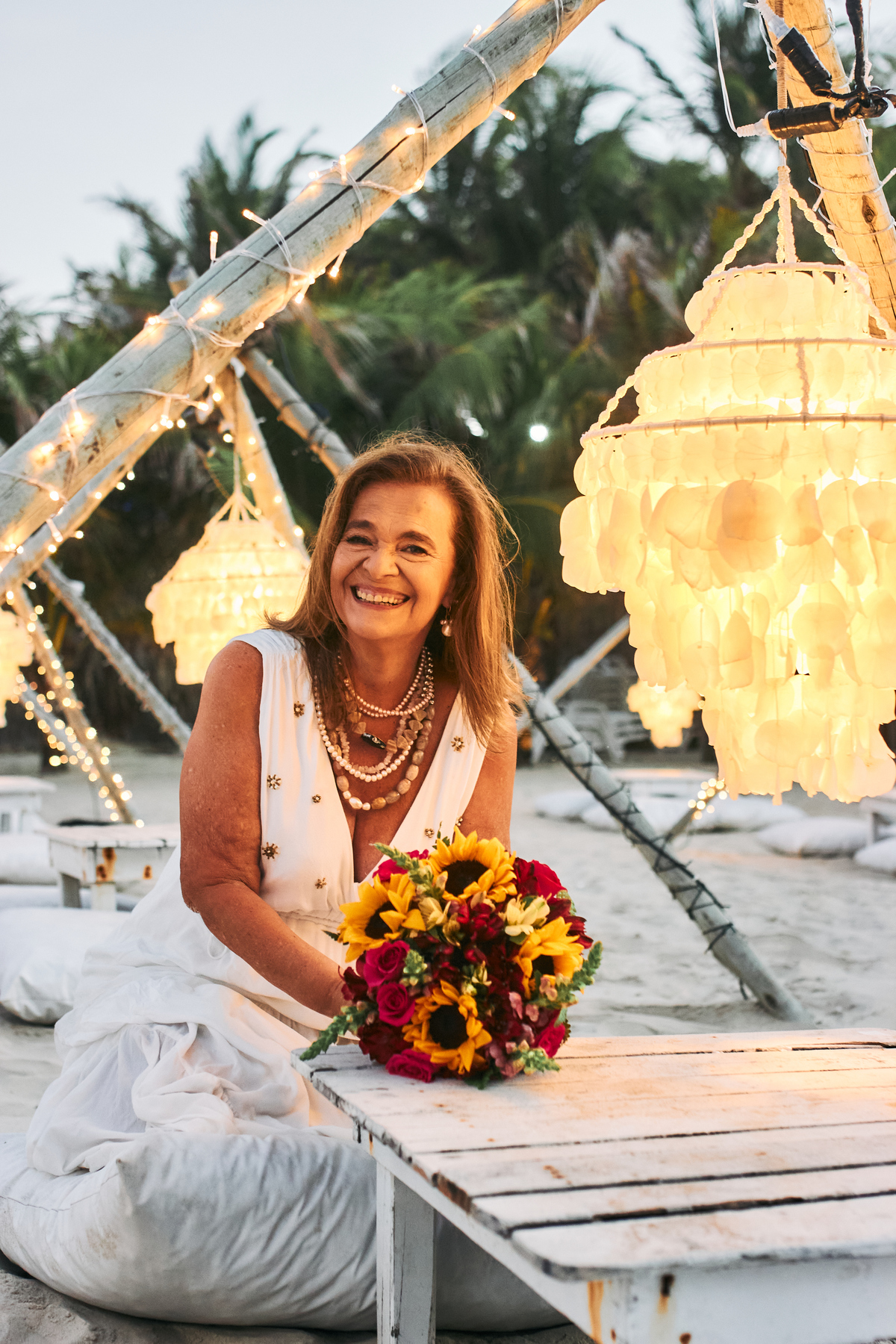 Celebramos os 60 anos de Voina com um book encantador e a cobertura do aniversário na Praia do Futuro. Um cenário mágico com caminho de velas e chuva dourada transformaram as areias do Ronco do Mar em pura emoção e memórias inesquecíveis.