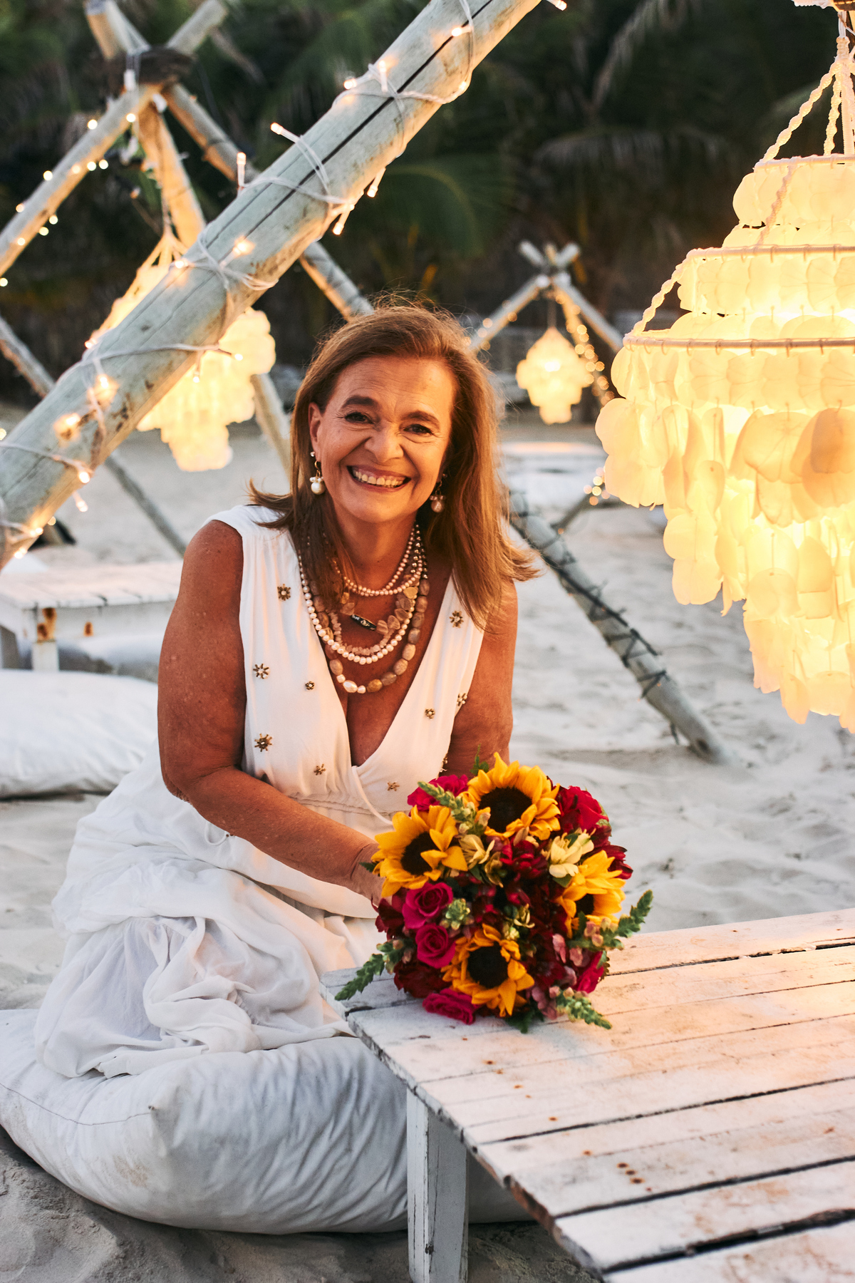 Celebramos os 60 anos de Voina com um book encantador e a cobertura do aniversário na Praia do Futuro. Um cenário mágico com caminho de velas e chuva dourada transformaram as areias do Ronco do Mar em pura emoção e memórias inesquecíveis.