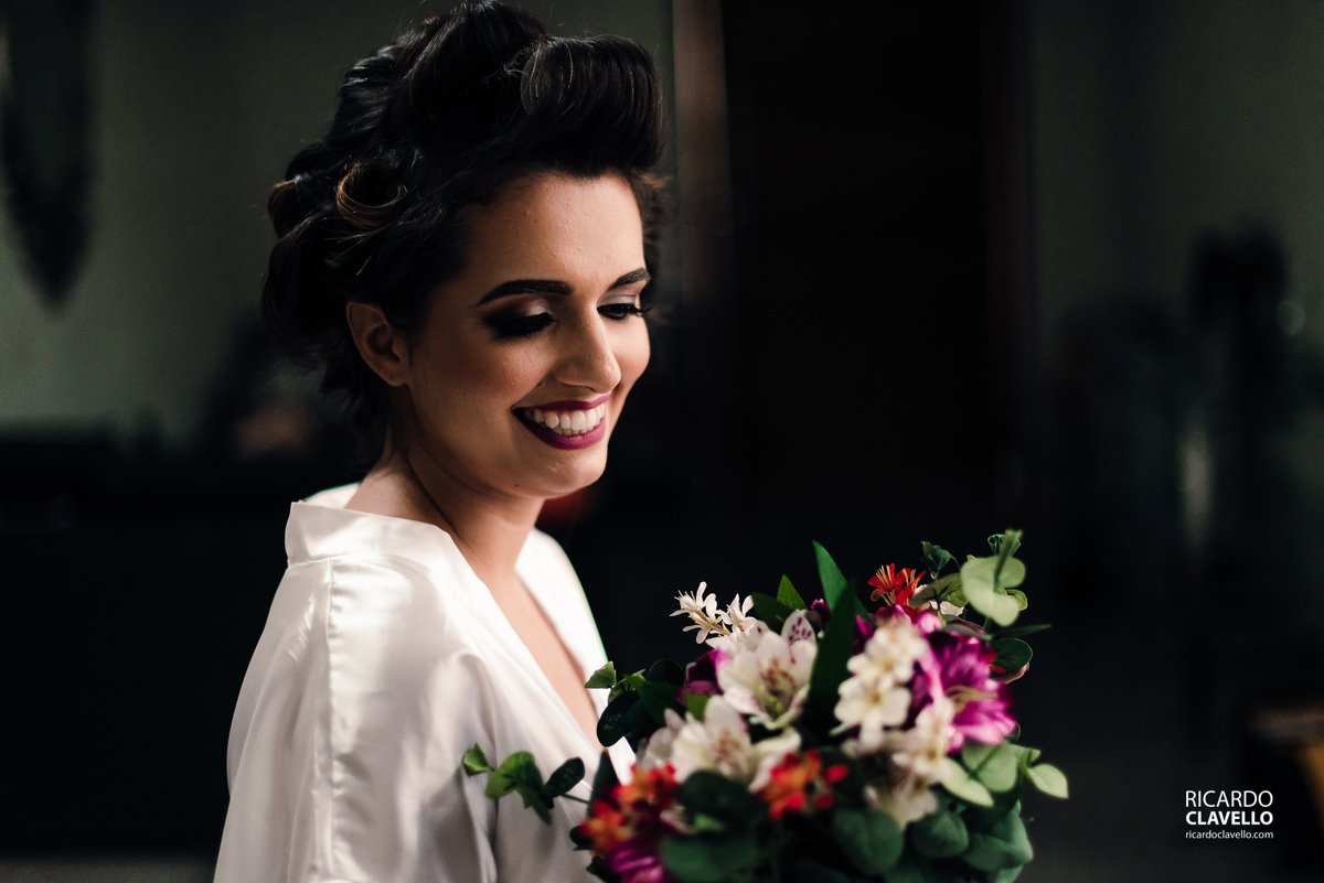 Noiva com seu buquê durante o making of- Fotografia de Casamento RJ - Fotografia de Casamento Niterói - Fotógrafo de Casamento RJ - Fotografia de Casamento JF - Fotografo Casamento - Melhores fotos de casamento