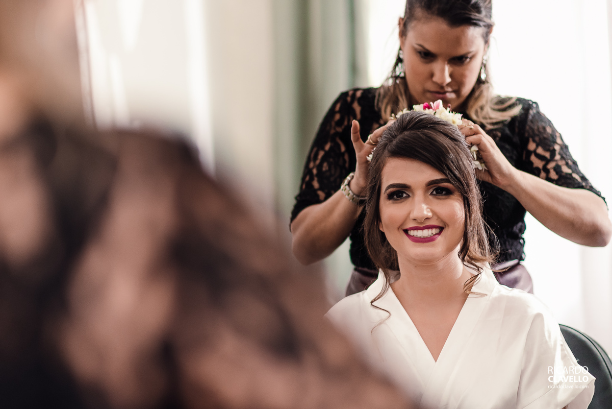 Maquiadora Aline Licurgo arrumando a grinalda de flores da noiva - Fotografia de Casamento RJ - Fotografia de Casamento Niterói - Fotógrafo de Casamento RJ - Fotografia de Casamento JF - Fotografo Casamento - Melhores fotos de casamento