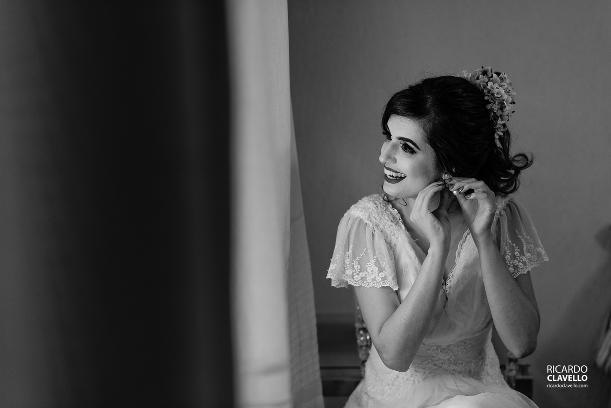 noiva colocando seu brinco- Fotografia de Casamento RJ - Fotografia de Casamento Niterói - Fotógrafo de Casamento RJ - Fotografia de Casamento JF - Fotografo Casamento - Melhores fotos de casamento