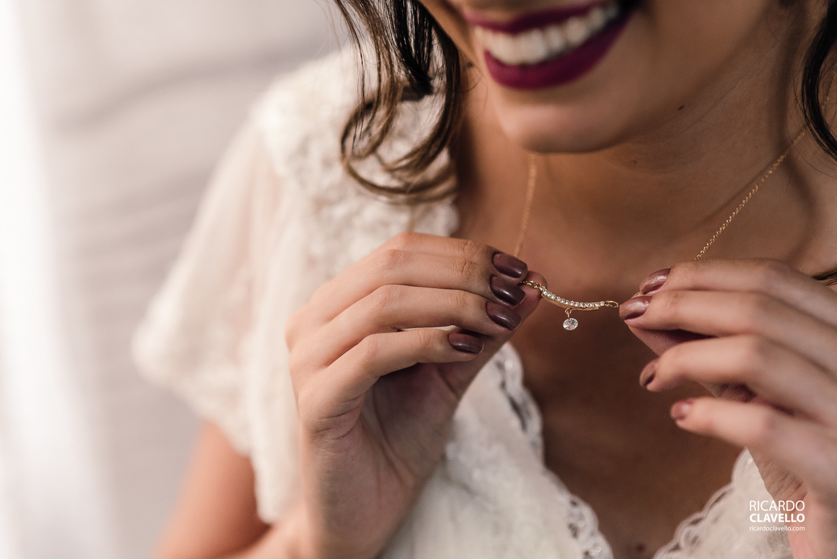 noiva com uma jóia de família - Fotografia de Casamento RJ - Fotografia de Casamento Niterói - Fotógrafo de Casamento RJ - Fotografia de Casamento JF - Fotografo Casamento - Melhores fotos de casamento