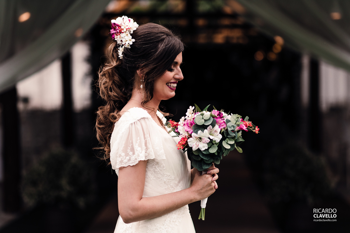 noiva de perfil segurando o buquê- Fotografia de Casamento RJ - Fotografia de Casamento Niterói - Fotógrafo de Casamento RJ - Fotografia de Casamento JF - Fotografo Casamento - Melhores fotos de casamento