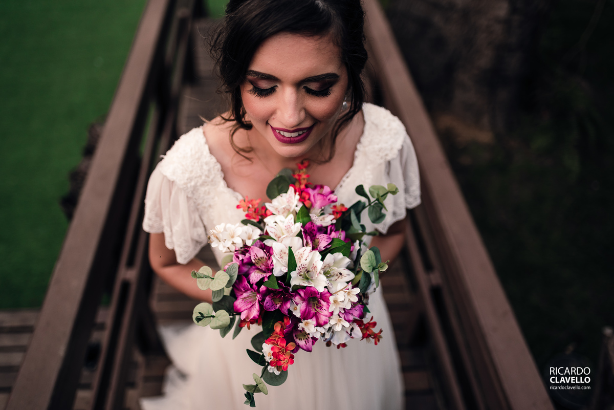 noiva com seu buquê pronta- Fotografia de Casamento RJ - Fotografia de Casamento Niterói - Fotógrafo de Casamento RJ - Fotografia de Casamento JF - Fotografo Casamento - Melhores fotos de casamento