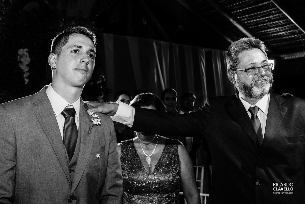 noivo emocionado no casamento na entrada da noiva- Fotografia de Casamento RJ - Fotografia de Casamento Niterói - Fotógrafo de Casamento RJ - Fotografia de Casamento JF - Fotografo Casamento - Melhores fotos de casamento