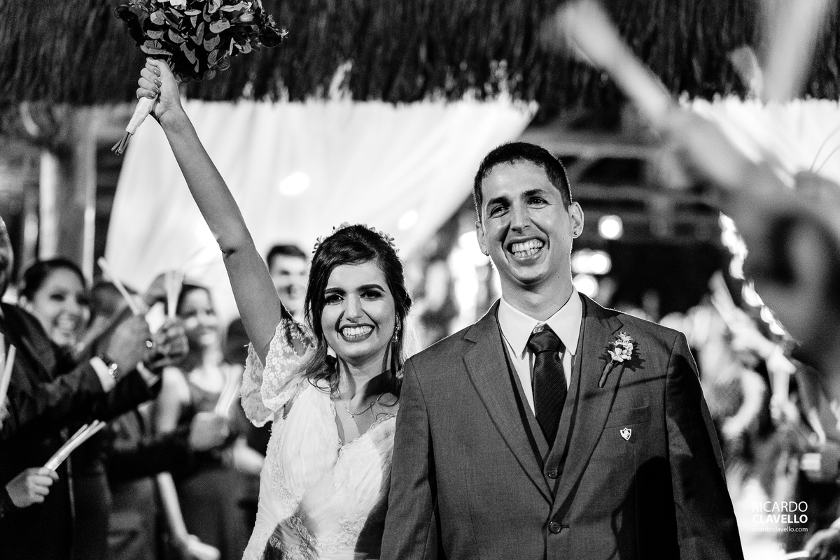 Saída dos noivos no casamento - Fotografia de Casamento RJ - Fotografia de Casamento Niterói - Fotógrafo de Casamento RJ - Fotografia de Casamento JF - Fotografo Casamento - Melhores fotos de casamento