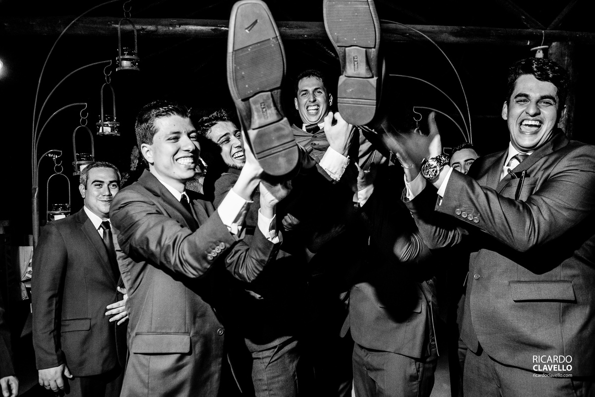 noivo sendo jogado pro alto pelos padrinhos - Fotografia de Casamento RJ - Fotografia de Casamento Niterói - Fotógrafo de Casamento RJ - Fotografia de Casamento JF - Fotografo Casamento - Melhores fotos de casamento
