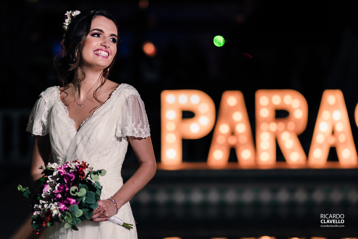 Noiva Linda arrumada após a cerimônia - Fotografia de Casamento RJ - Fotografia de Casamento Niterói - Fotógrafo de Casamento RJ - Fotografia de Casamento JF - Fotografo Casamento - Melhores fotos de casamento