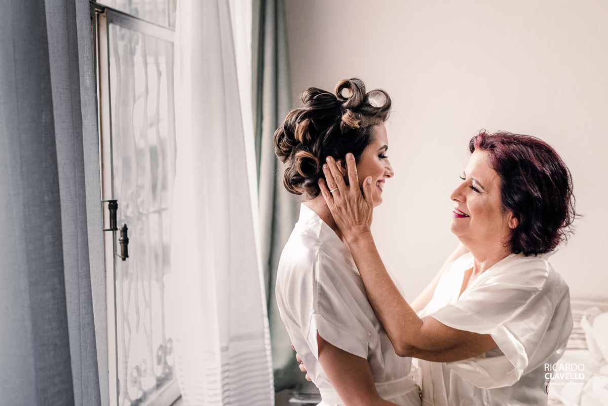 Noiva recebendo carinho da mãe no making of  - Fotografia de Casamento RJ - Fotografia de Casamento Niterói - Fotógrafo de Casamento RJ - Fotografia de Casamento JF - Fotografo Casamento - Melhores fotos de casamento