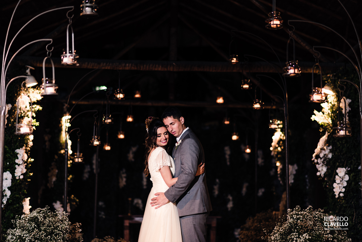 noivos abraçados posando após a cerimônia - Fotografia de Casamento RJ - Fotografia de Casamento Niterói - Fotógrafo de Casamento RJ - Fotografia de Casamento JF - Fotografo Casamento - Melhores fotos de casamento