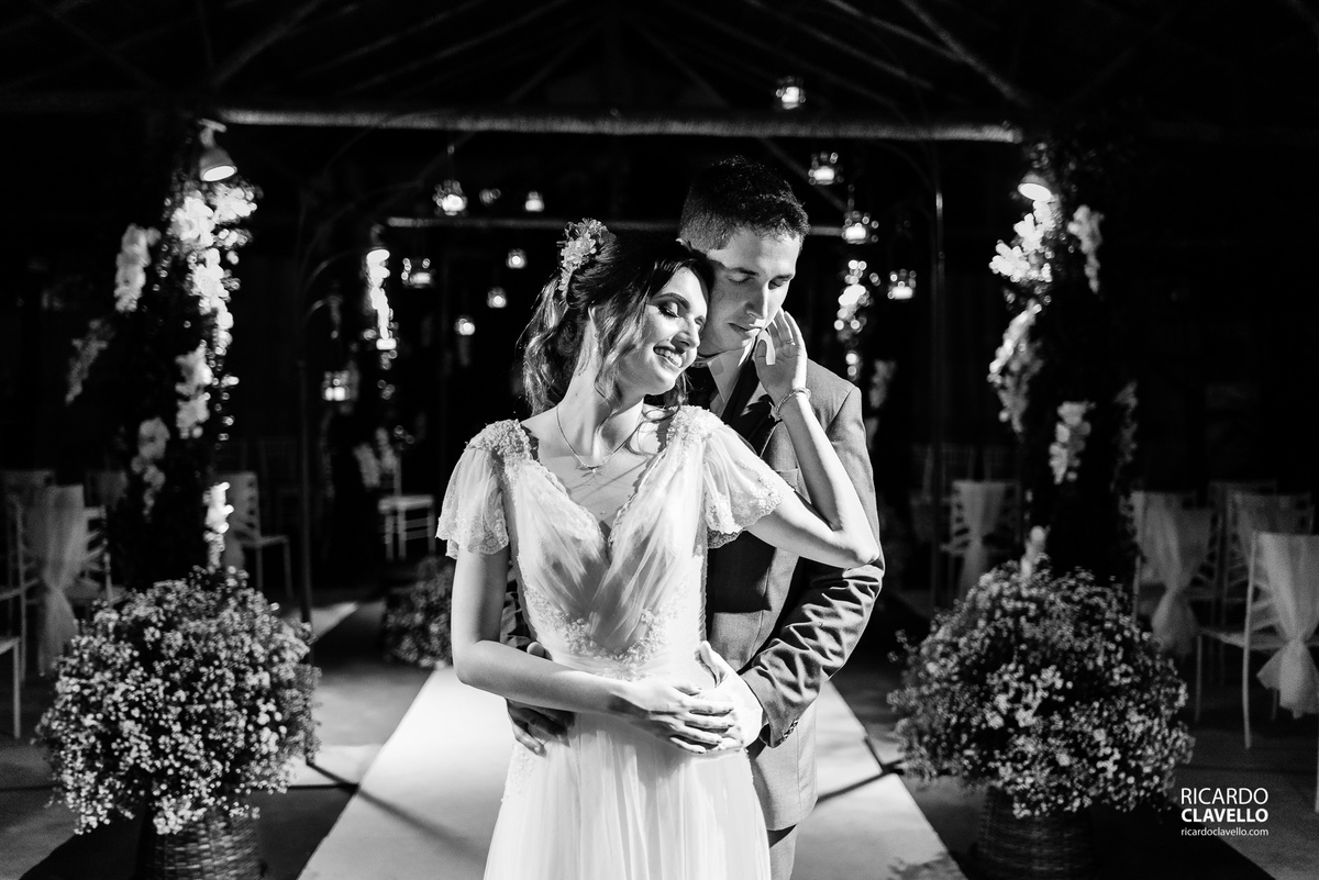 Carinho da noiva no noivo - - Fotografia de Casamento RJ - Fotografia de Casamento Niterói - Fotógrafo de Casamento RJ - Fotografia de Casamento JF - Fotografo Casamento - Melhores fotos de casamento