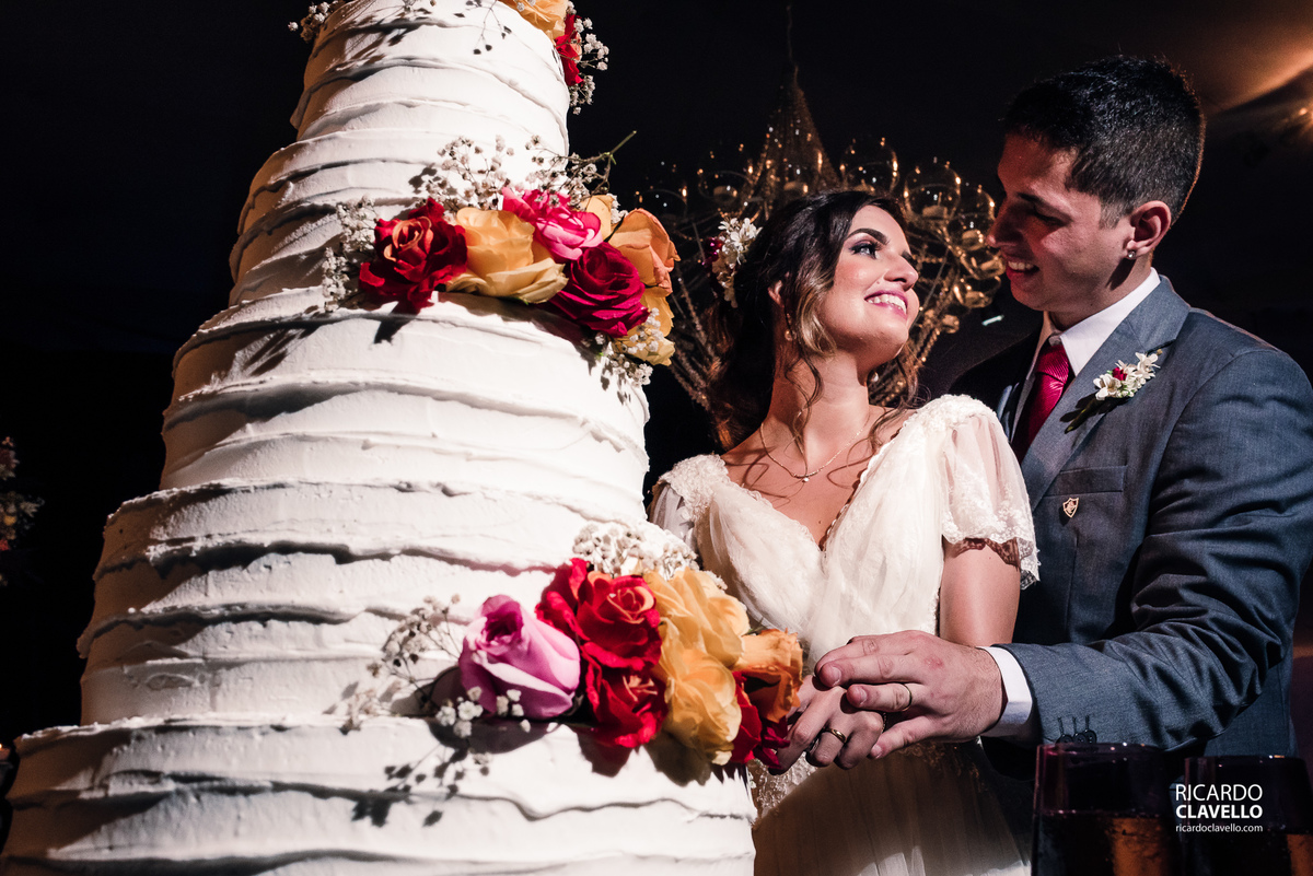 corte do bolo de casamento - Fotografia de Casamento RJ - Fotografia de Casamento Niterói - Fotógrafo de Casamento RJ - Fotografia de Casamento JF - Fotografo Casamento - Melhores fotos de casamento